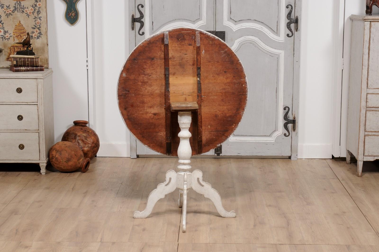 1860s Swedish Light Grey Painted Tilt-Top Table with Round Top and Carved Legs For Sale 3