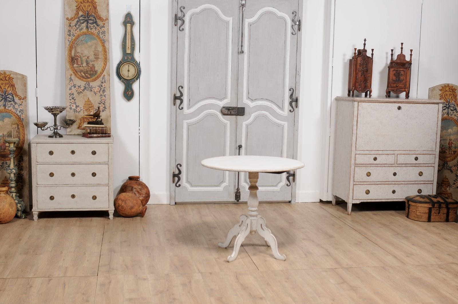 1860s Swedish Light Grey Painted Tilt-Top Table with Round Top and Carved Legs For Sale 4