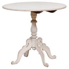 Table suédoise des années 1860 à plateau basculant peint en gris clair avec plateau rond et pieds sculptés