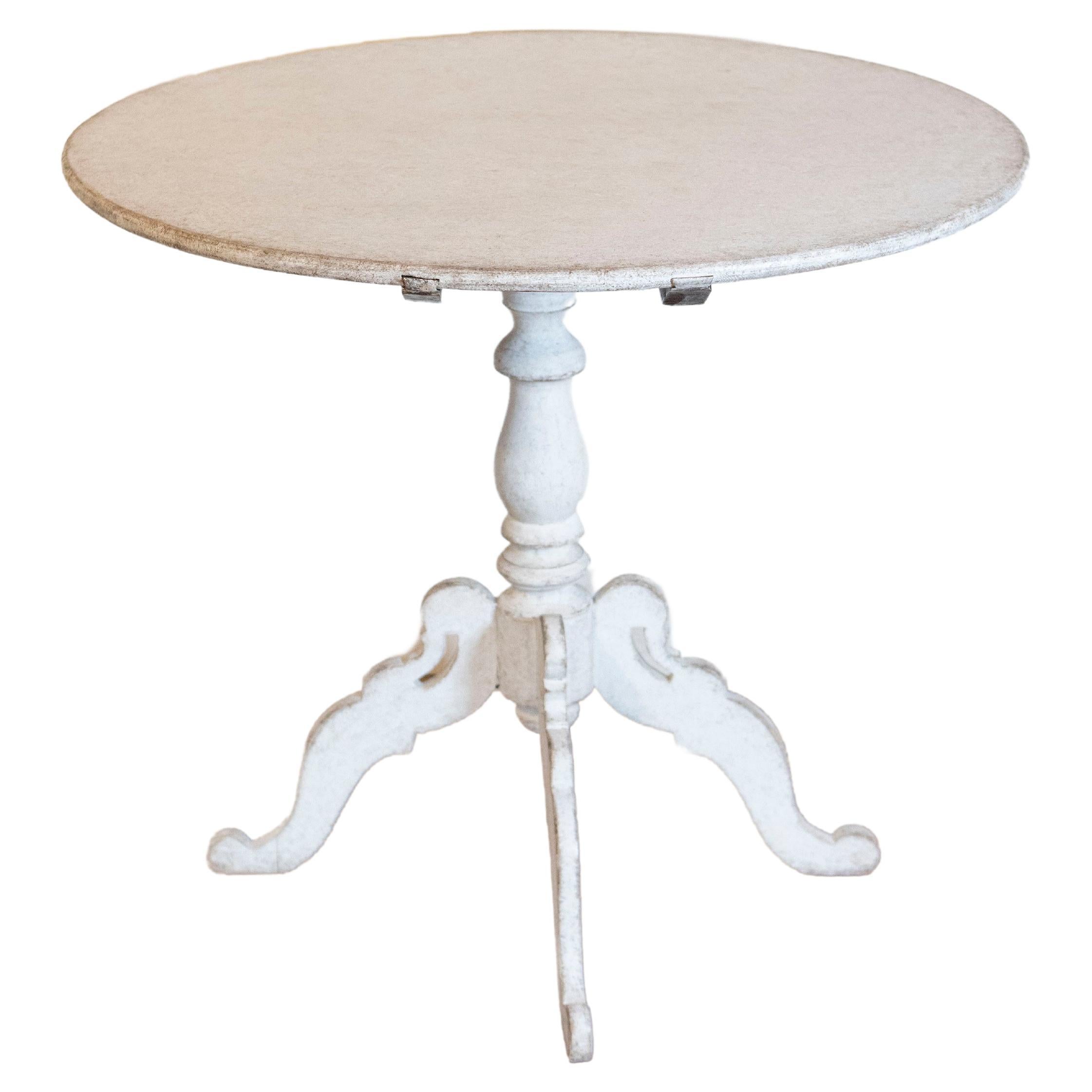 1860s Swedish Light Grey Painted Tilt-Top Table with Round Top and Carved Legs