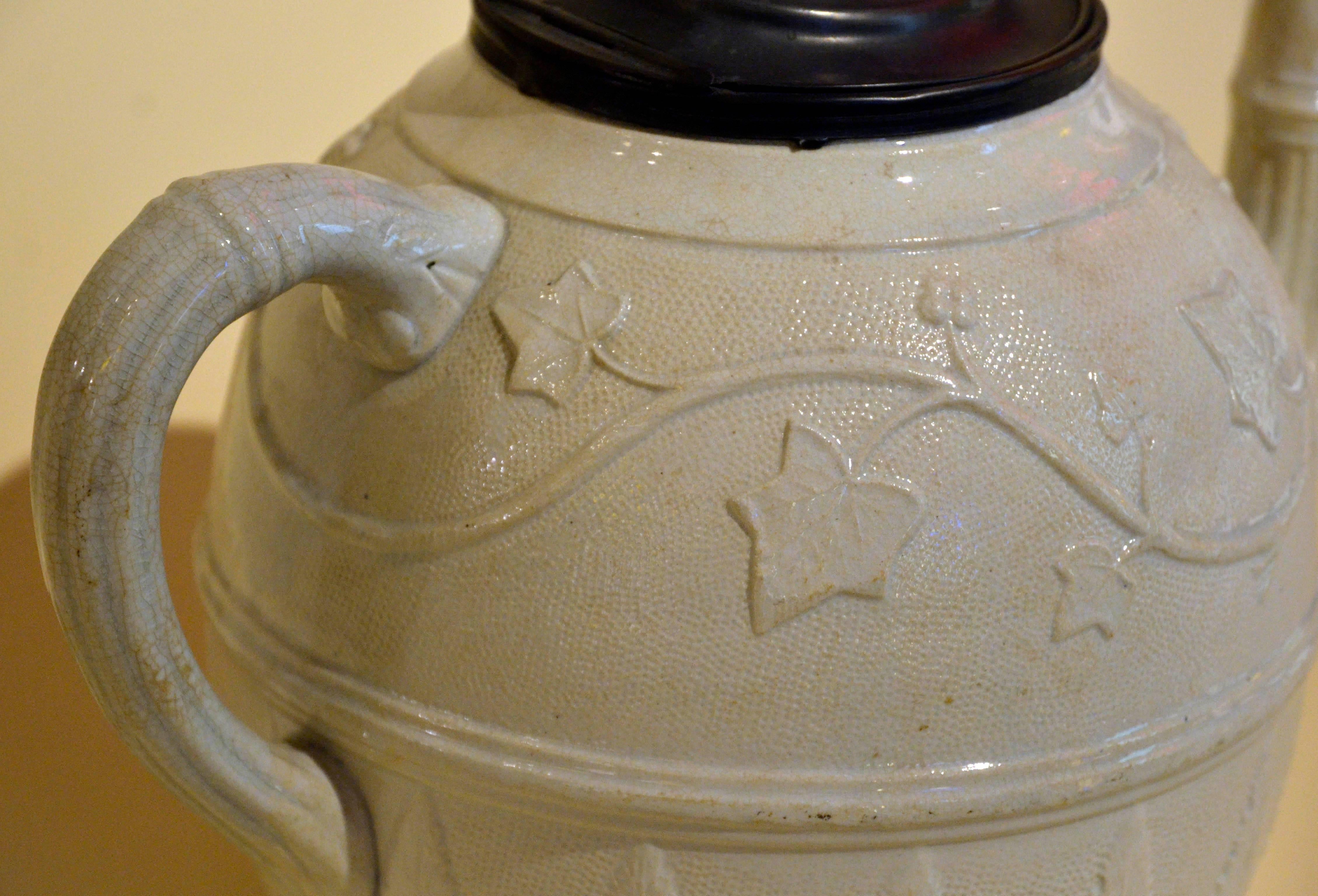 1860s Very Large Victorian Salt Glazed White Ironstone Teapot with Ivy Relief In Good Condition For Sale In Milan, IT
