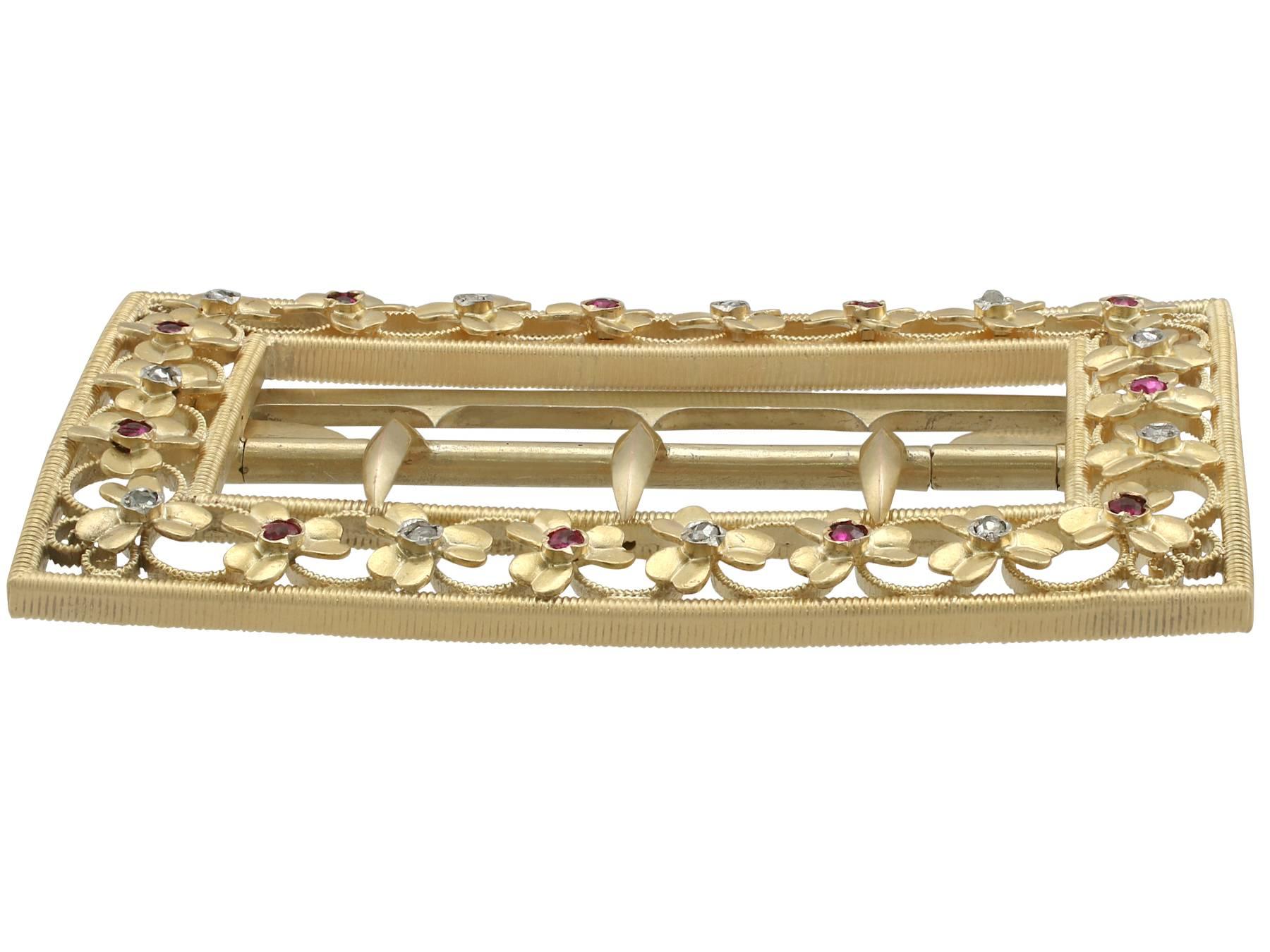 Taille ronde Boucle de ceinture victorienne en or jaune avec diamants et rubis, années 1860 en vente