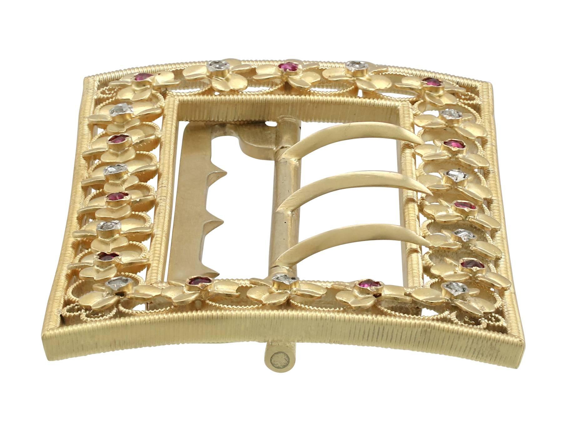 Vittoriano Fibbia da cintura vittoriana del 1860 in oro giallo con diamanti e rubini in vendita