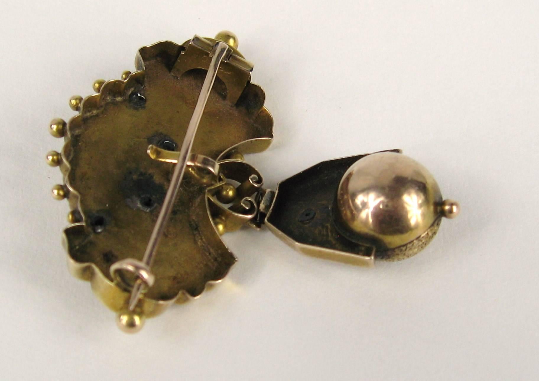 Taille ronde Broche ou pendentif victorien en or avec barre de perles naturelles en forme de goutte d'eau, années 1860 en vente