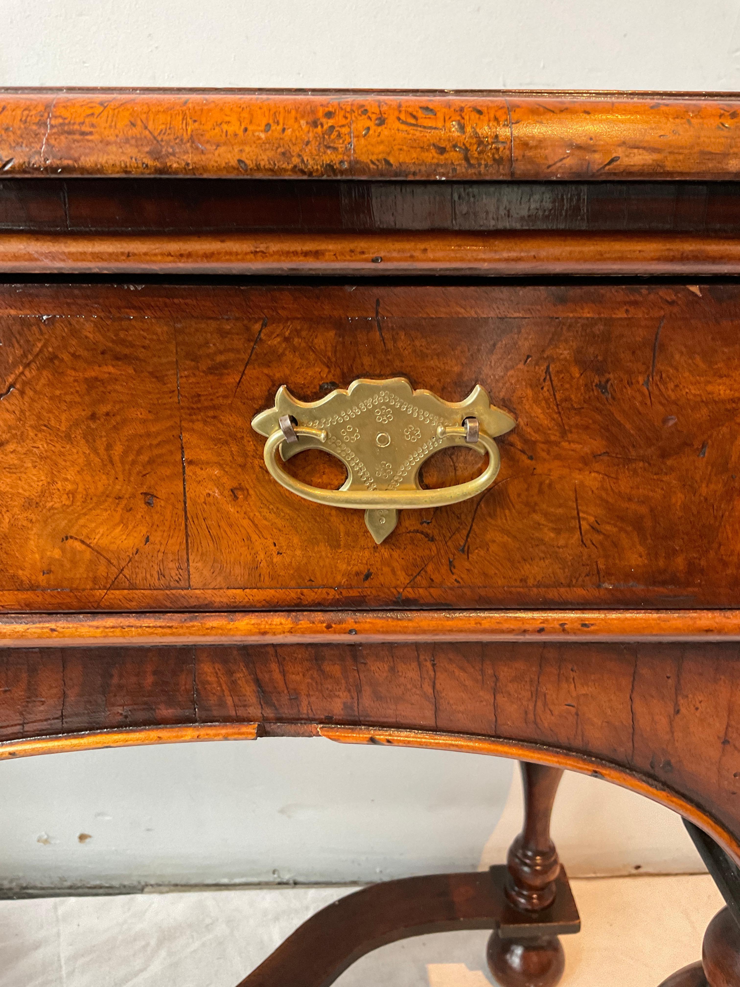 William & Mary inglese del 1860  Tavolino da toilette in vendita 5