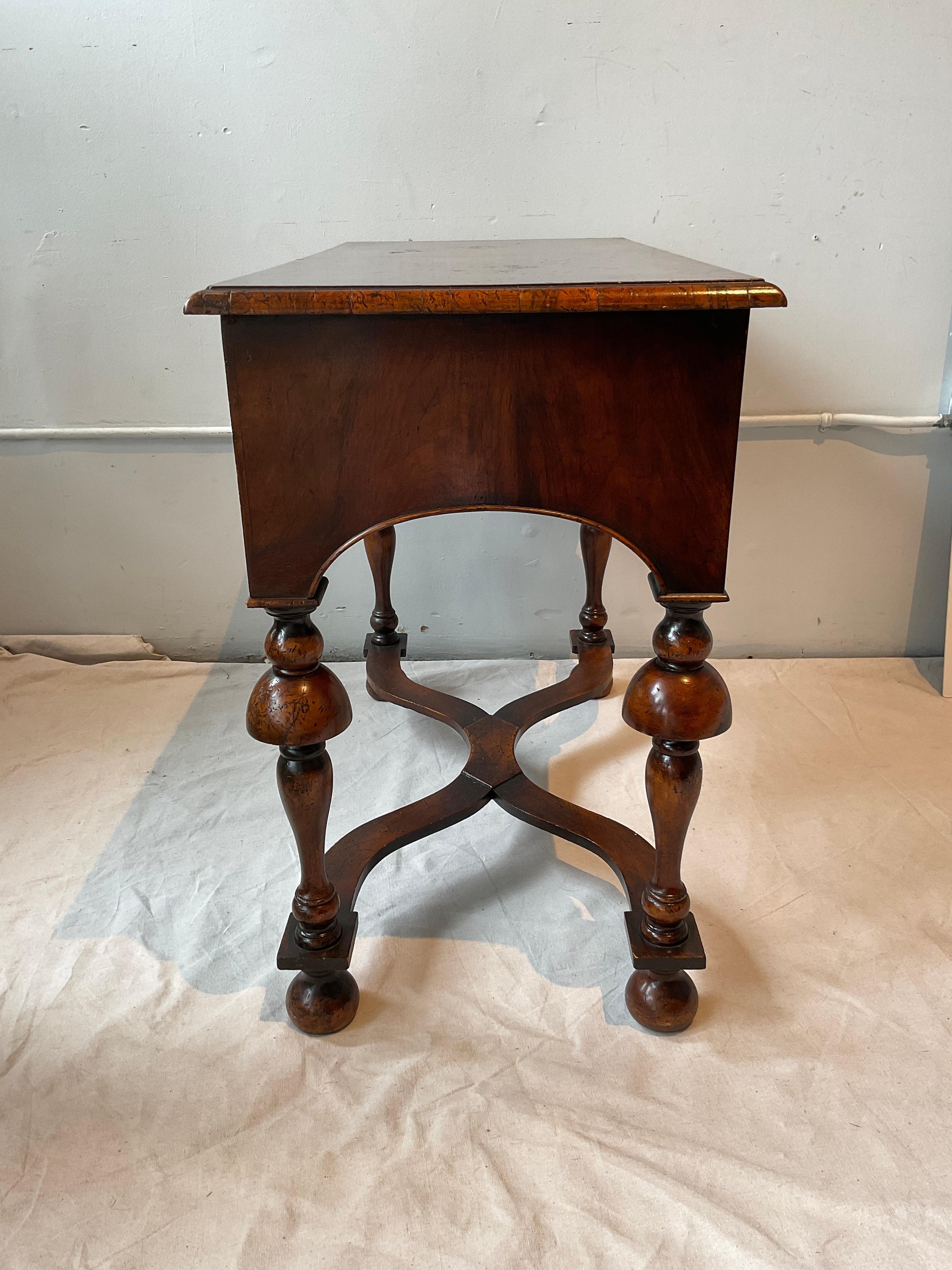 Metà XIX secolo William & Mary inglese del 1860  Tavolino da toilette in vendita