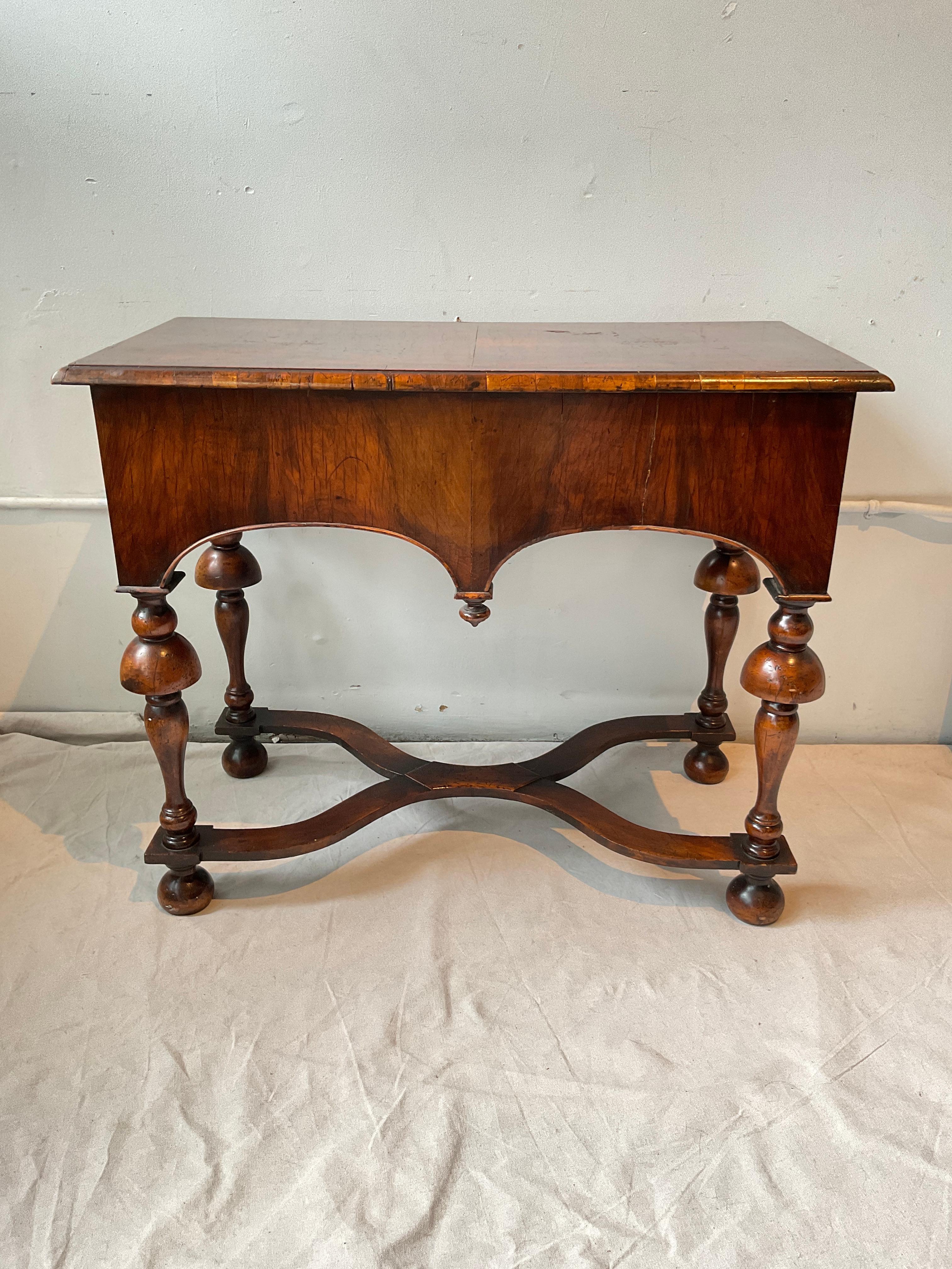 Legno William & Mary inglese del 1860  Tavolino da toilette in vendita