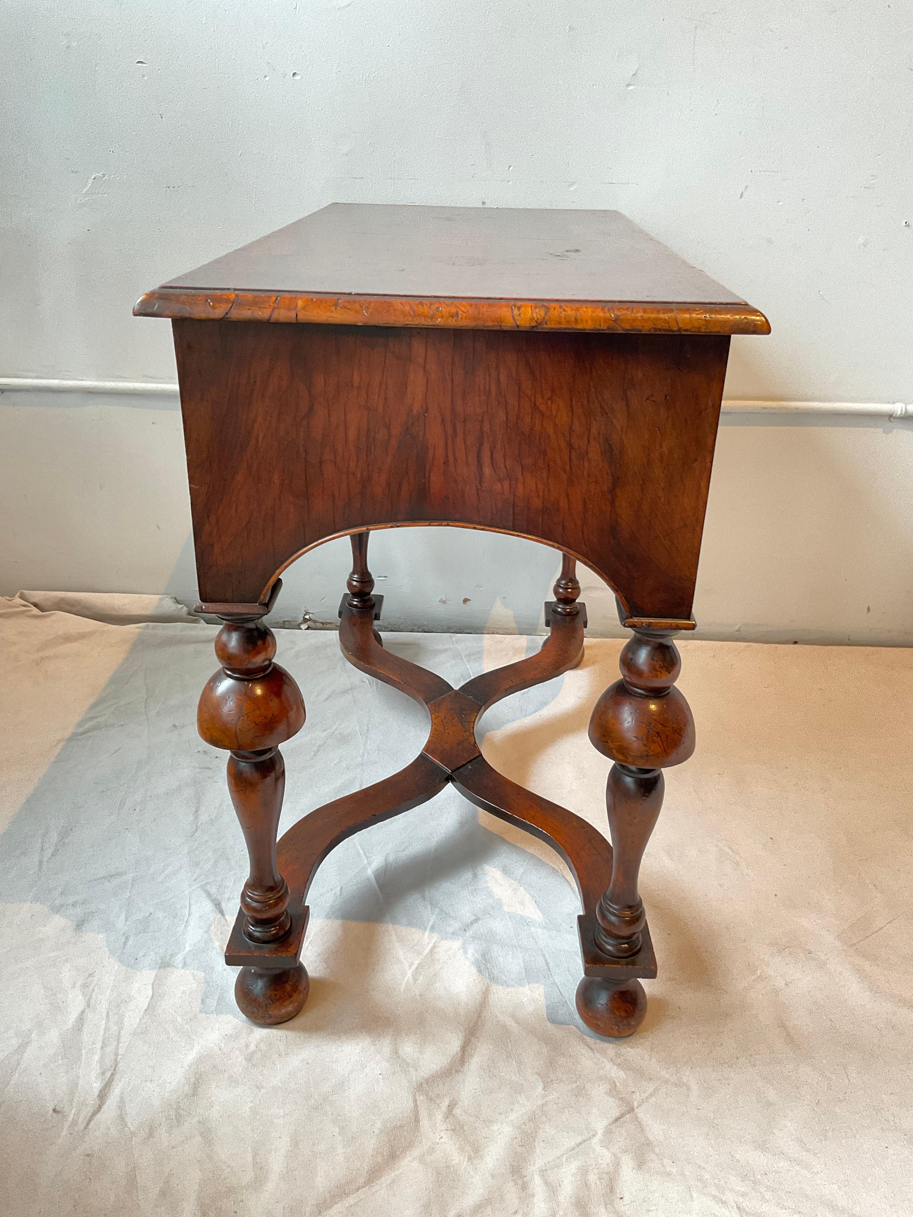 William & Mary inglese del 1860  Tavolino da toilette in vendita 1