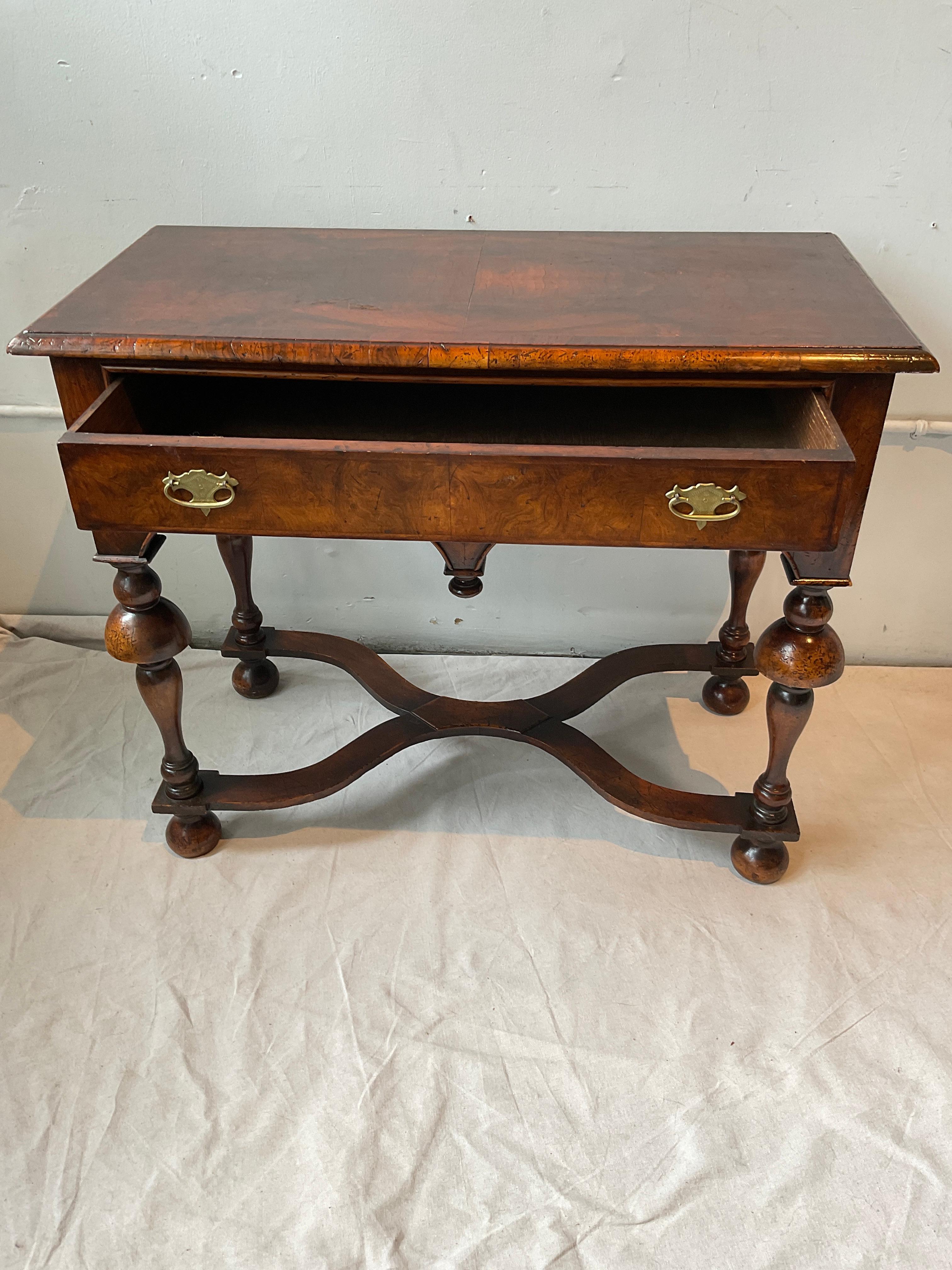 William & Mary inglese del 1860  Tavolino da toilette in vendita 3