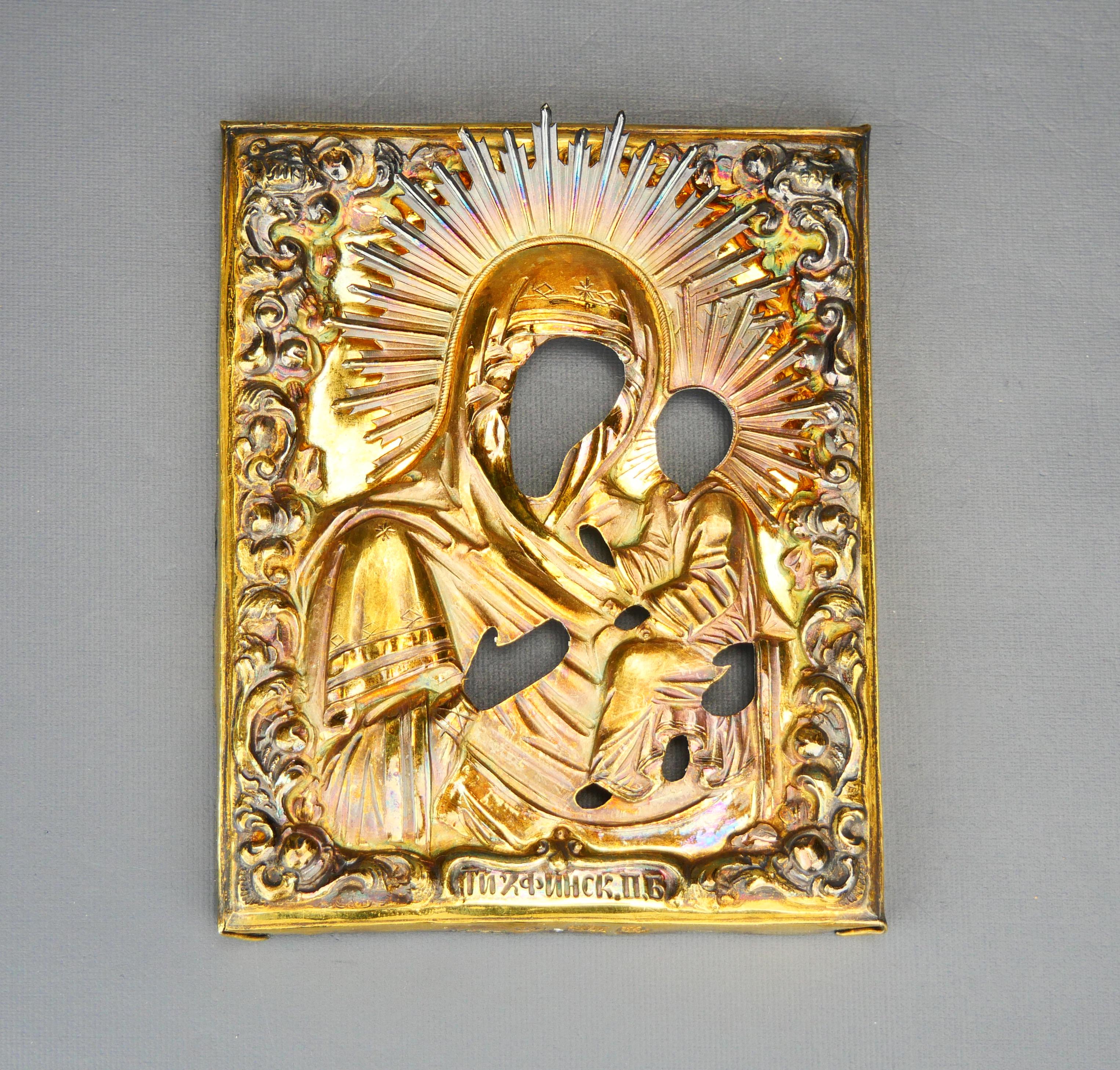 1861 Russische Ikone Heilige Mutter von Tihvin Tempera auf Holz Vergoldet 84 Silber Kiot im Angebot 6