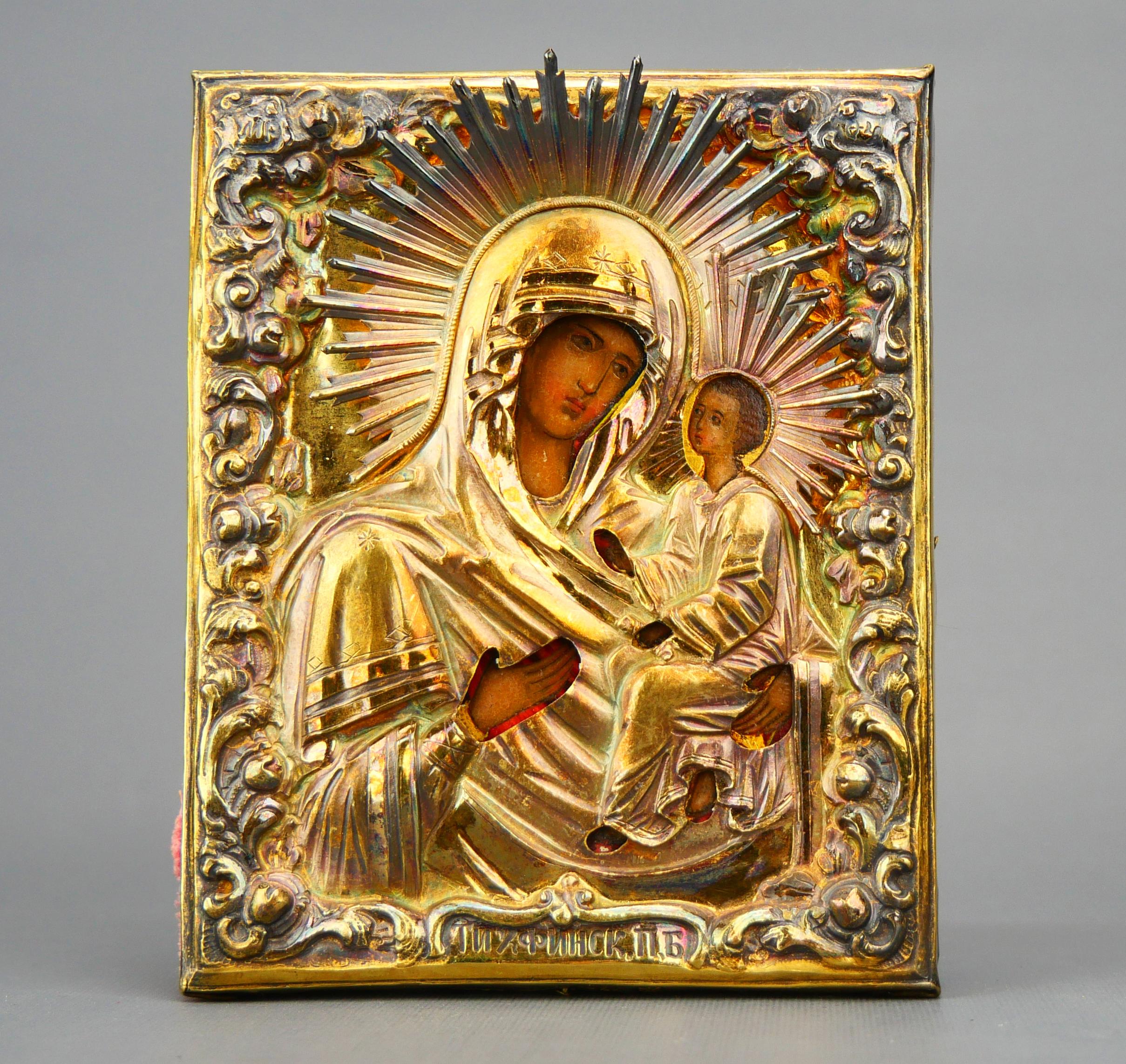 1861 Russische Ikone Heilige Mutter von Tihvin Tempera auf Holz Vergoldet 84 Silber Kiot (Sonstiges) im Angebot