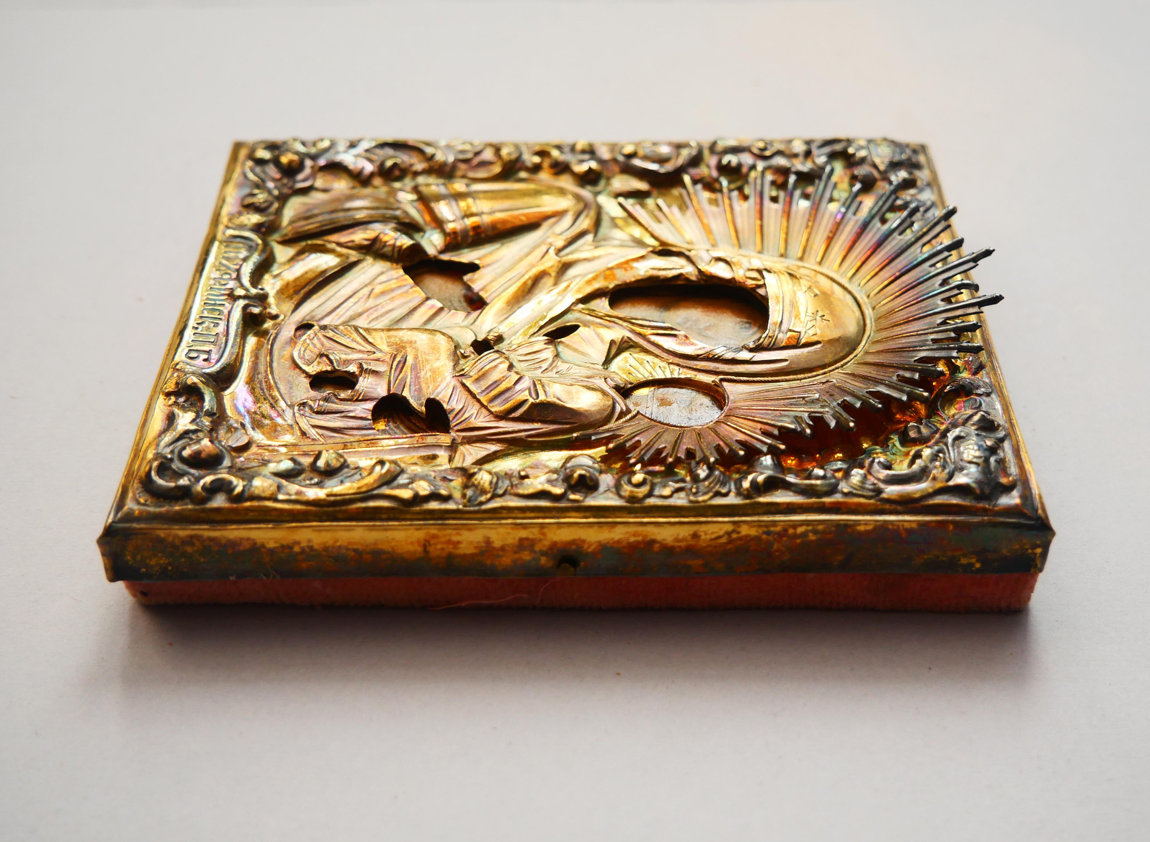 1861 Russische Ikone Heilige Mutter von Tihvin Tempera auf Holz Vergoldet 84 Silber Kiot im Zustand „Gut“ im Angebot in Malmö, SE