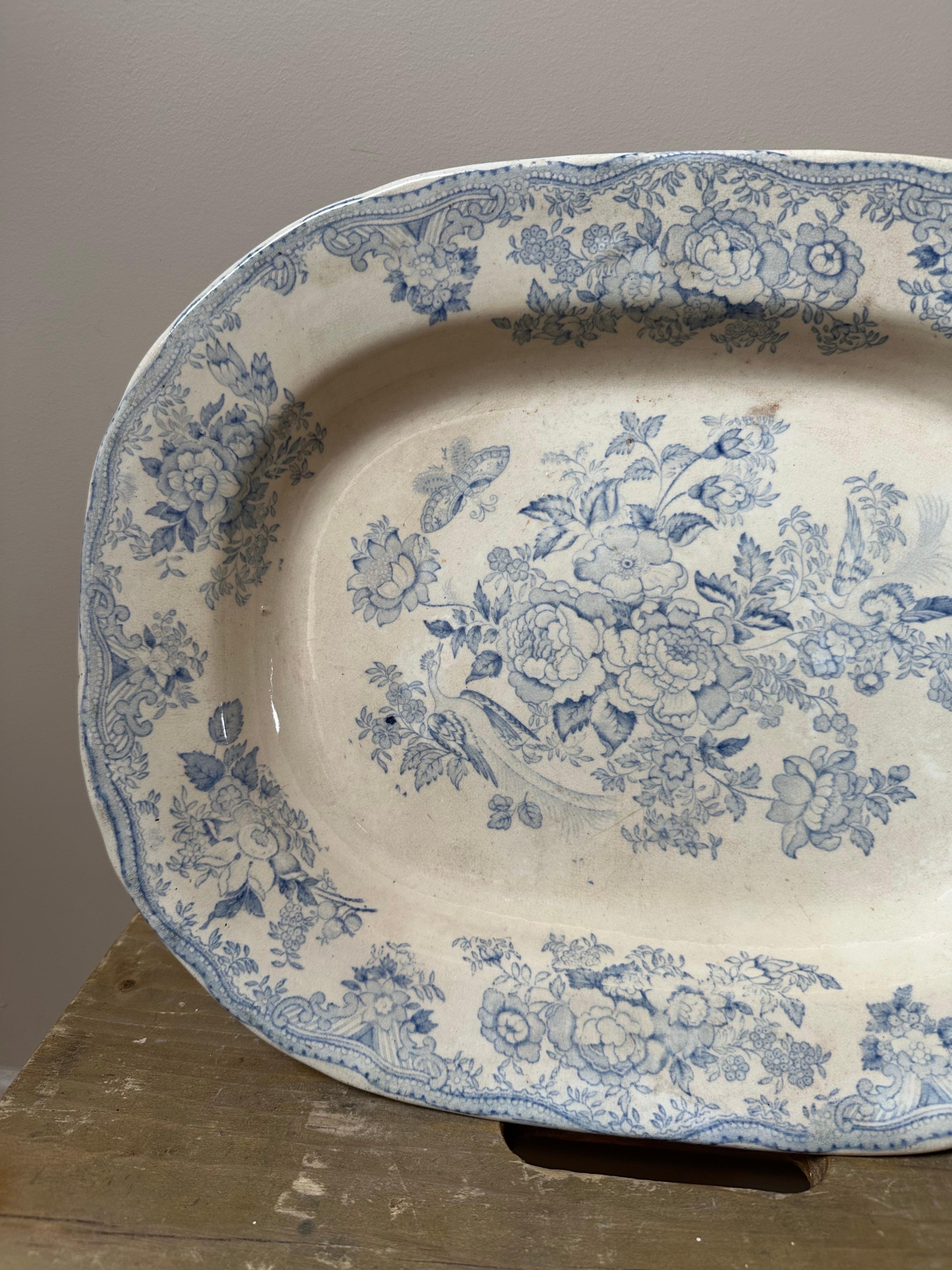 1862 Asiatischer Fasan Tiefes großes ovales Tablett, blau-weiß handbemalt (Keramik) im Angebot