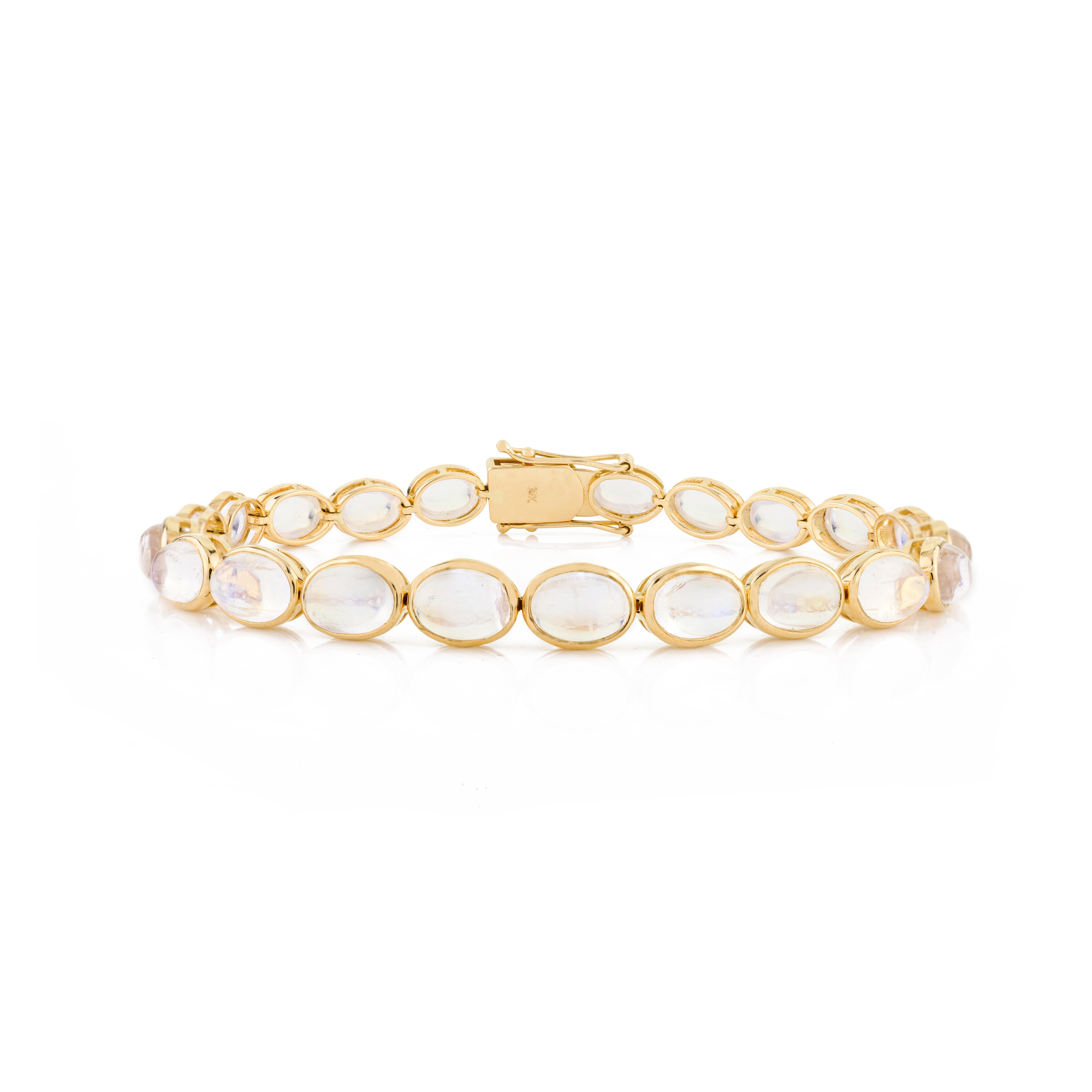 18.63 Carats Oval Rainbow Moonstone Tennis Bracelet Crafted in 18k Yellow Gold In New Condition For Sale In New York, NY