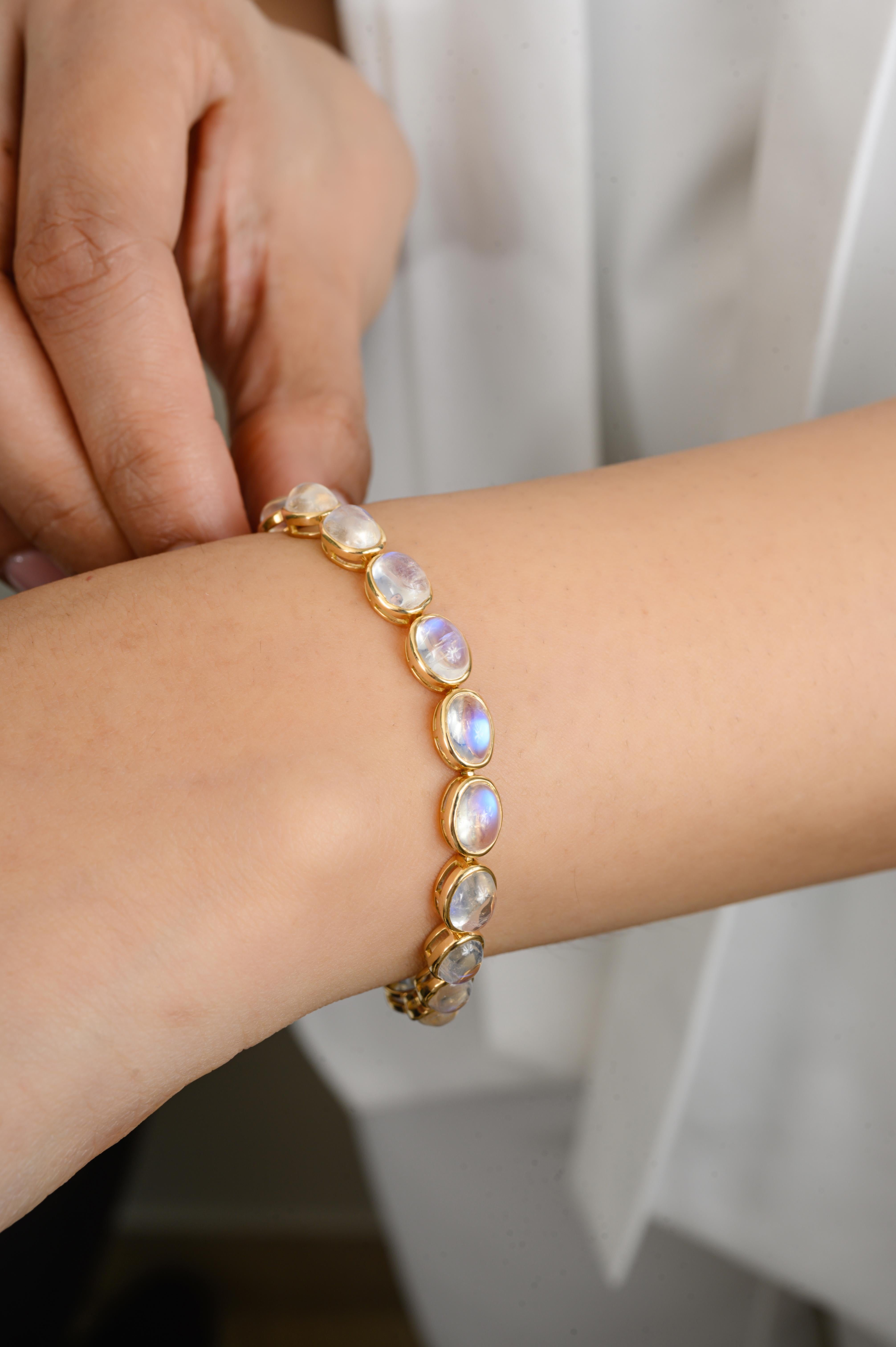 Women's 18.63 Carats Oval Rainbow Moonstone Tennis Bracelet Crafted in 18k Yellow Gold For Sale