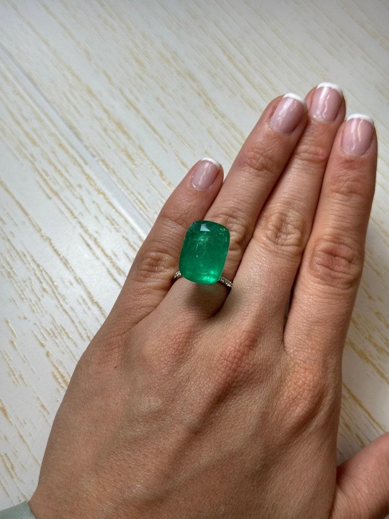 Esmeralda colombiana verde alargada de 18,64 quilates - 19x14 Piedra de nacimiento de mayo talla cojín en venta 1