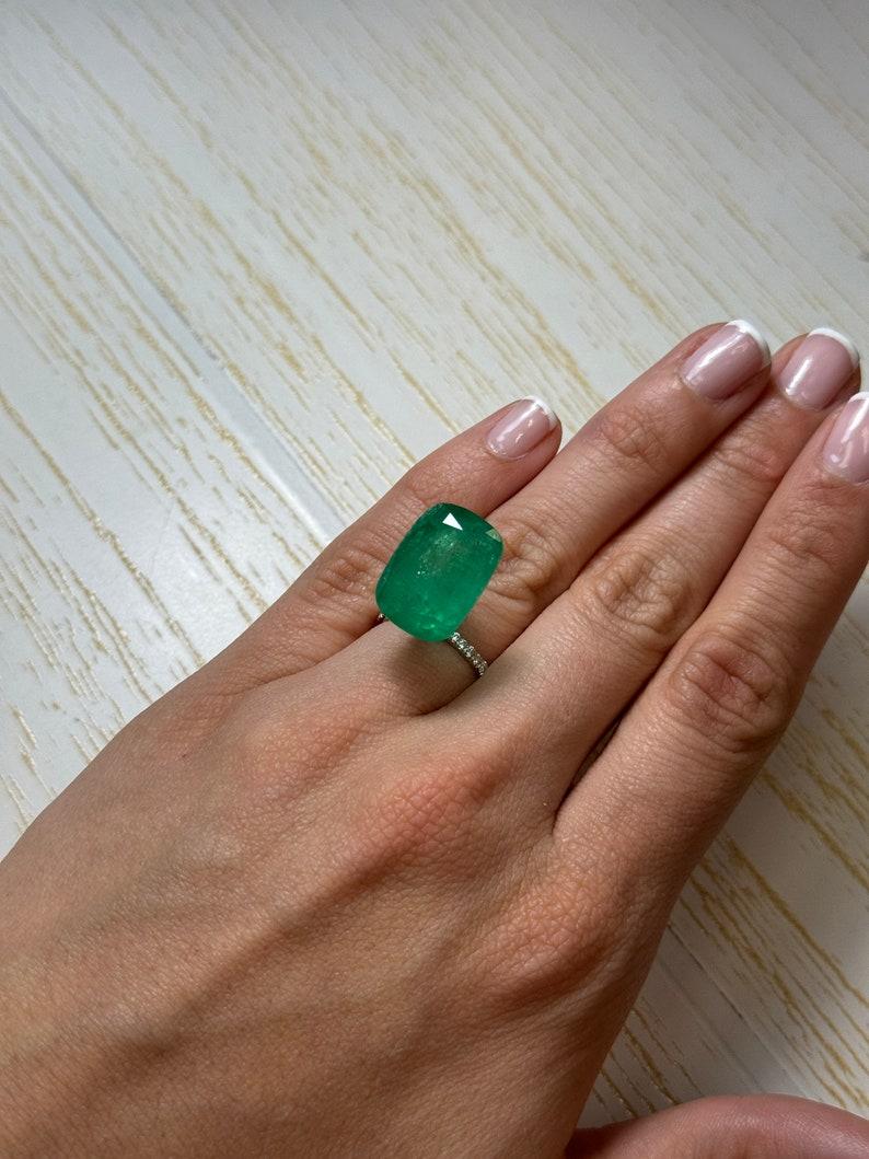 Esmeralda colombiana verde alargada de 18,64 quilates - 19x14 Piedra de nacimiento de mayo talla cojín en venta 2
