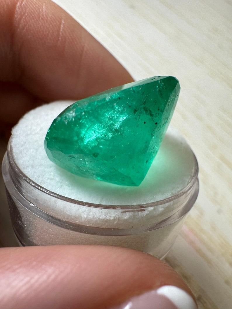 De las mujeres Esmeralda colombiana verde alargada de 18,64 quilates - 19x14 Piedra de nacimiento de mayo talla cojín en venta