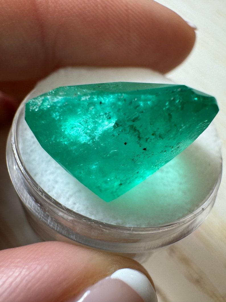 Esmeralda colombiana verde alargada de 18,64 quilates - 19x14 Piedra de nacimiento de mayo talla cojín en Nuevo estado para la venta en Jupiter, FL