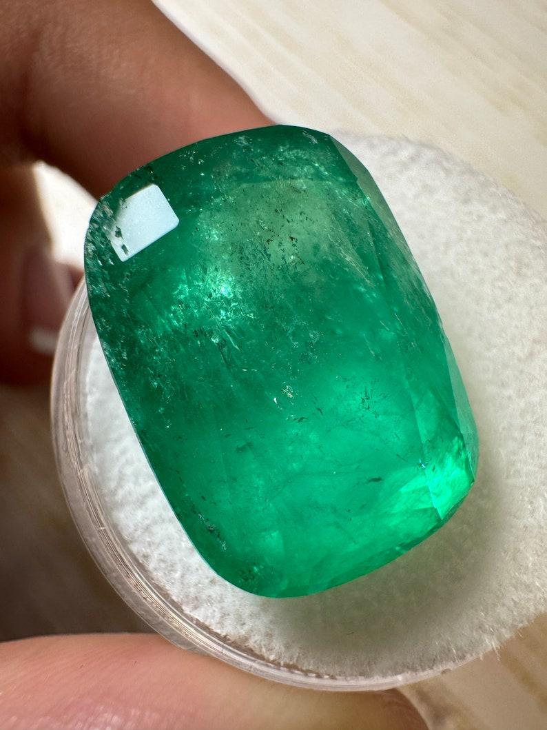 Esmeralda colombiana verde alargada de 18,64 quilates - 19x14 Piedra de nacimiento de mayo talla cojín Moderno en venta
