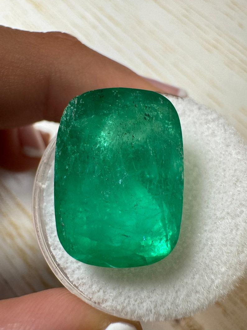 Piedra: Esmeralda
Peso: 18,64 quilates
Forma: Corte de cojín
Claridad: Transparente
Lustre: Muy bueno
Color: Verde medio intenso
Medidas: 18,77 mm x 13,78 mm x 11,60 mm
Origen geográfico: Colombia
Tratamiento: Natural, Engrasado

Observaciones: