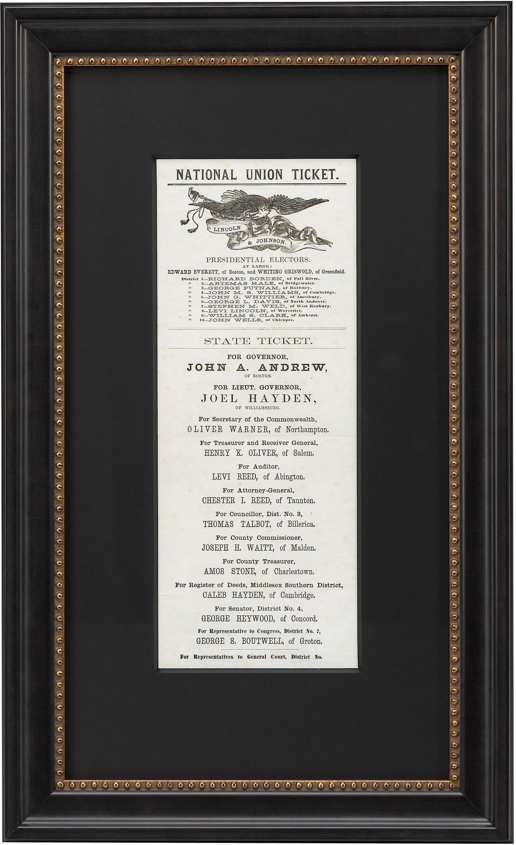 Es handelt sich um einen originalen Präsidentschaftswahlschein der Union von Massachusetts für die Wahl am 8. November 1864. Das Papierticket ist in schwarzer Farbe gedruckt und wird von einem großen Adler mit gespreizten Flügeln angeführt, der eine