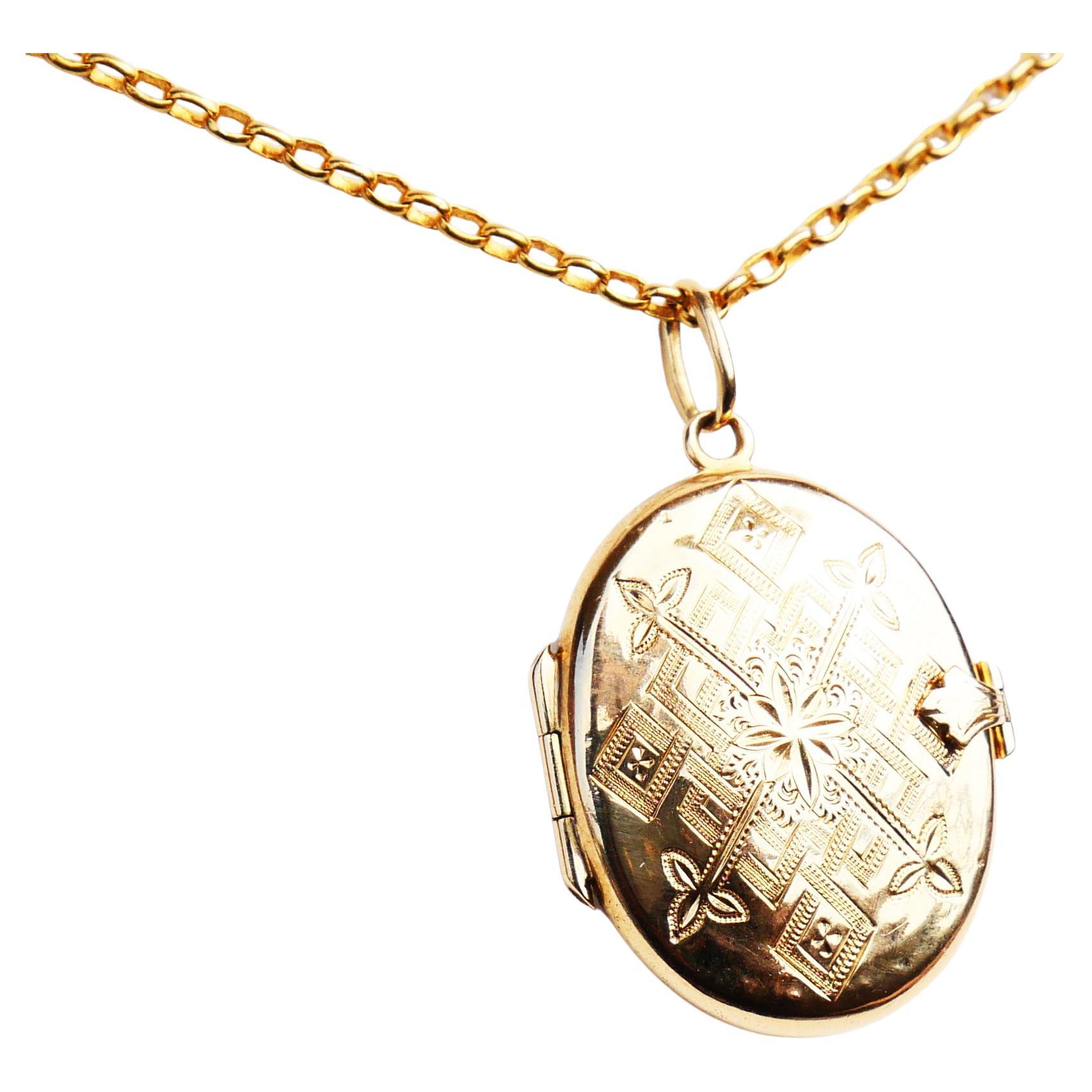 1864 Nordic Eternity Knot Pendant Picture Locket solid 18K Yellow Gold/ 4gr For Sale