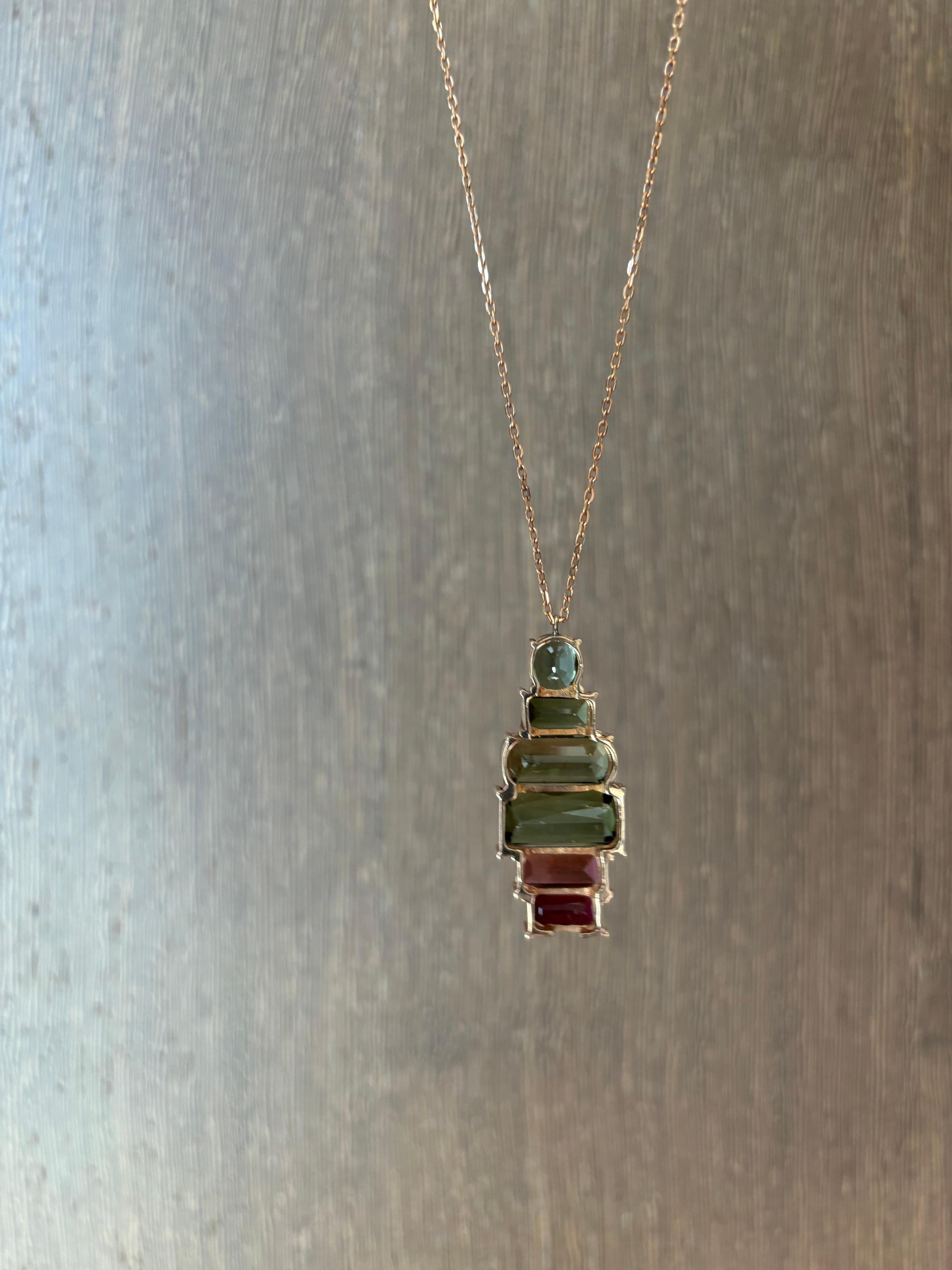 Un bellissimo pendente con tormalina di colore misto e forma mista da 18,65 carati, incastonato in oro rosa 18 carati. La catena è lunga 18 pollici e il ciondolo è lungo circa 4 cm. 
Inviaci un messaggio per maggiori informazioni. 
La spedizione è