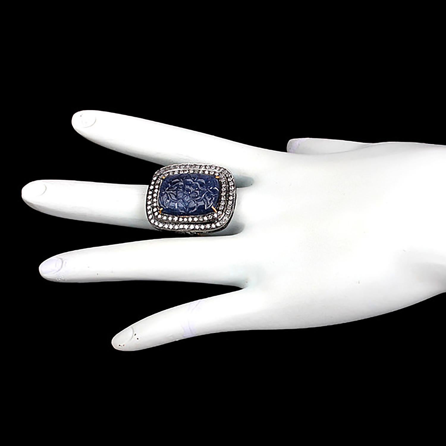 Mixed Cut 18.65ct Carved Blue Sapphire Cocktail Ring With Diamonds Made In 18k Gold For Sale