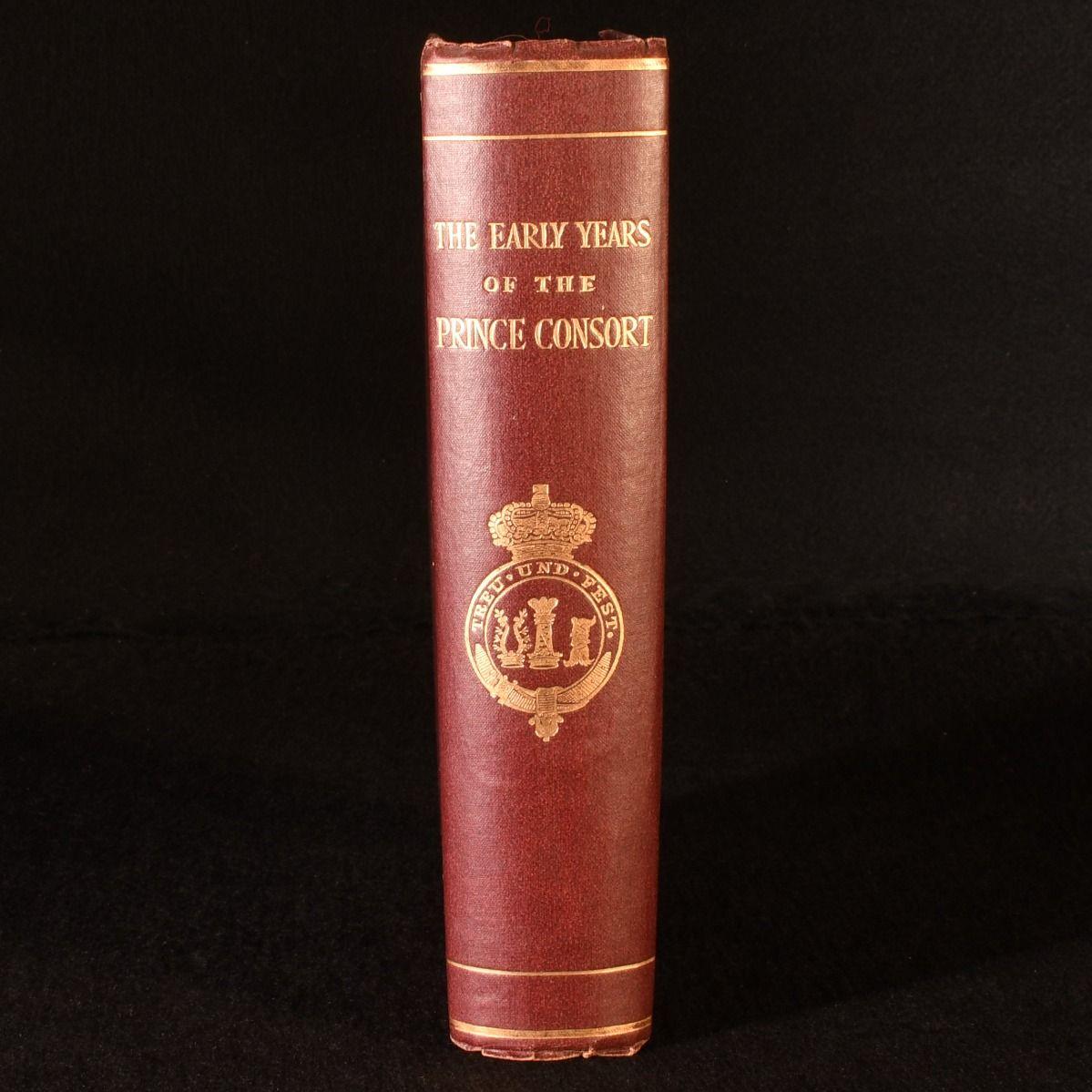 Un exceptionnel exemplaire de présentation signé par la reine Victoria elle-même de cette biographie touchante des débuts de la vie de son défunt et très aimé mari, le prince Albert.

Inscrit par la Reine Victoria elle-même au verso du premier