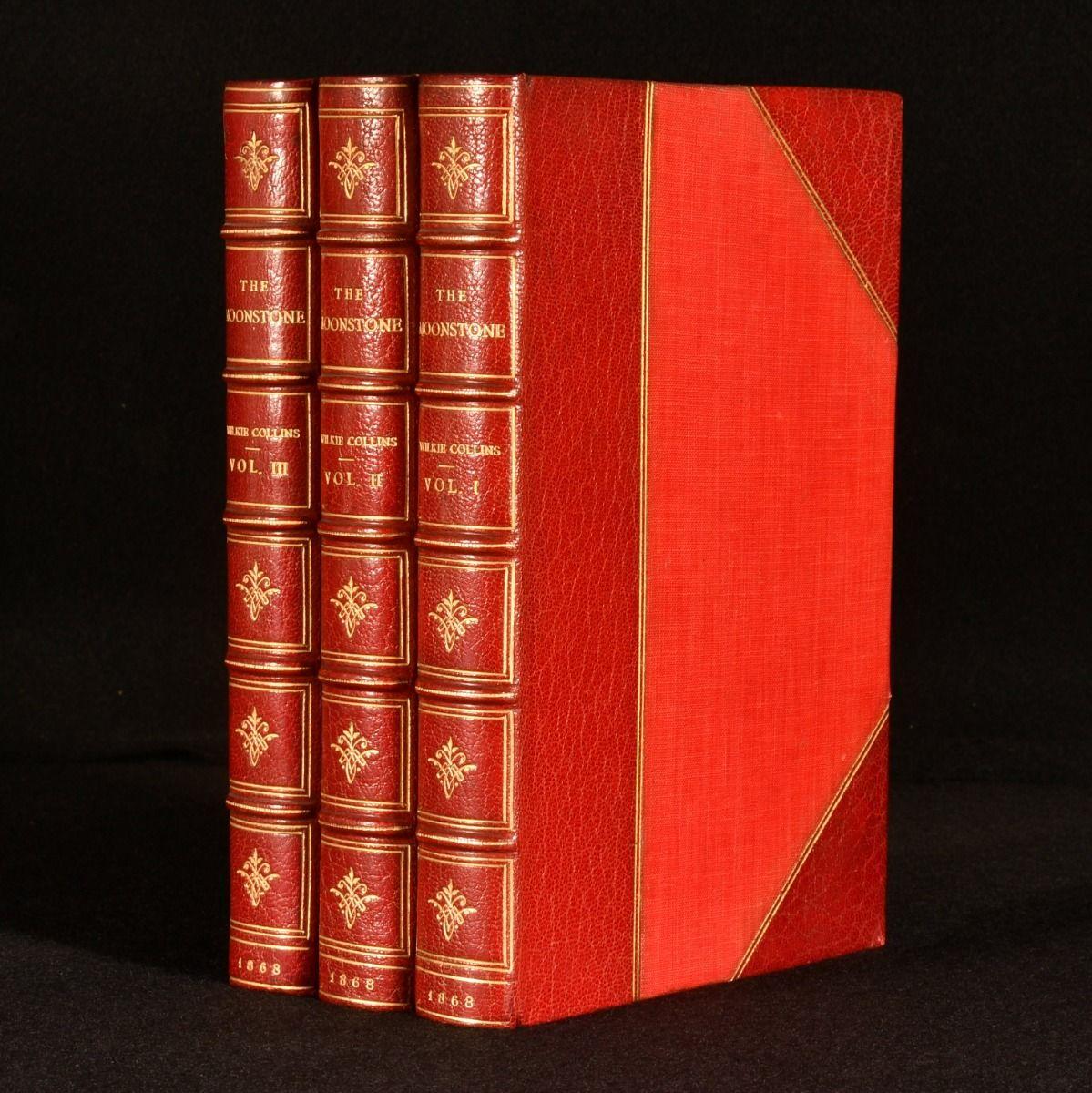 Une belle édition originale de cet important roman policier à sensation de Wilkie Collin. Il est très rare de voir un ensemble de volumes en édition originale.

Édition originale recherchée, premier état : pages 10 et 11 au tome I transposées ; avec