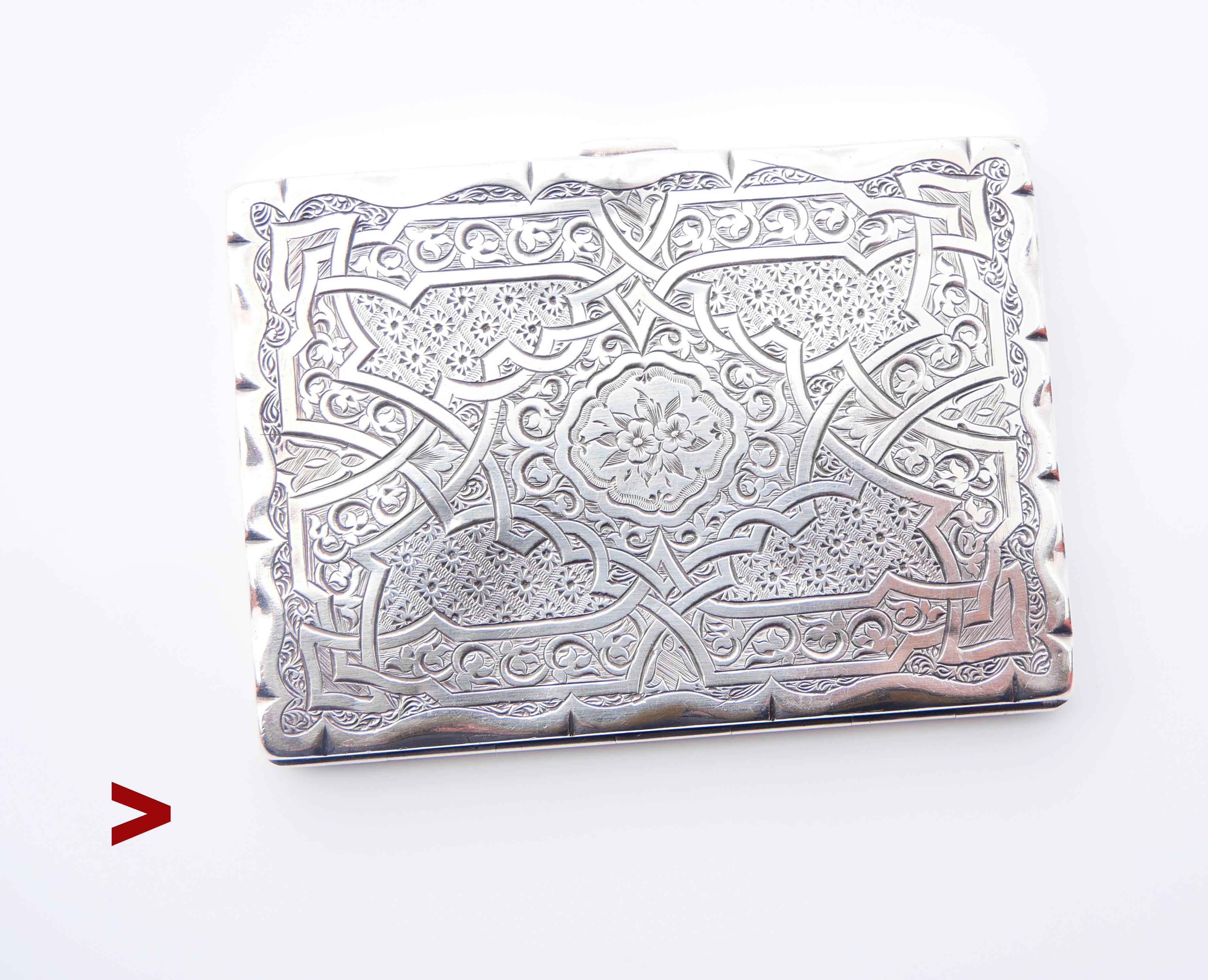 Ancien étui à cigarettes britannique en argent sterling avec ornements gravés à la main sur les deux faces, intérieur et couvercle dorés.  initiales MO sur le couvercle.

Ensemble de poinçons britanniques sur les deux moitiés : fabriqué dans