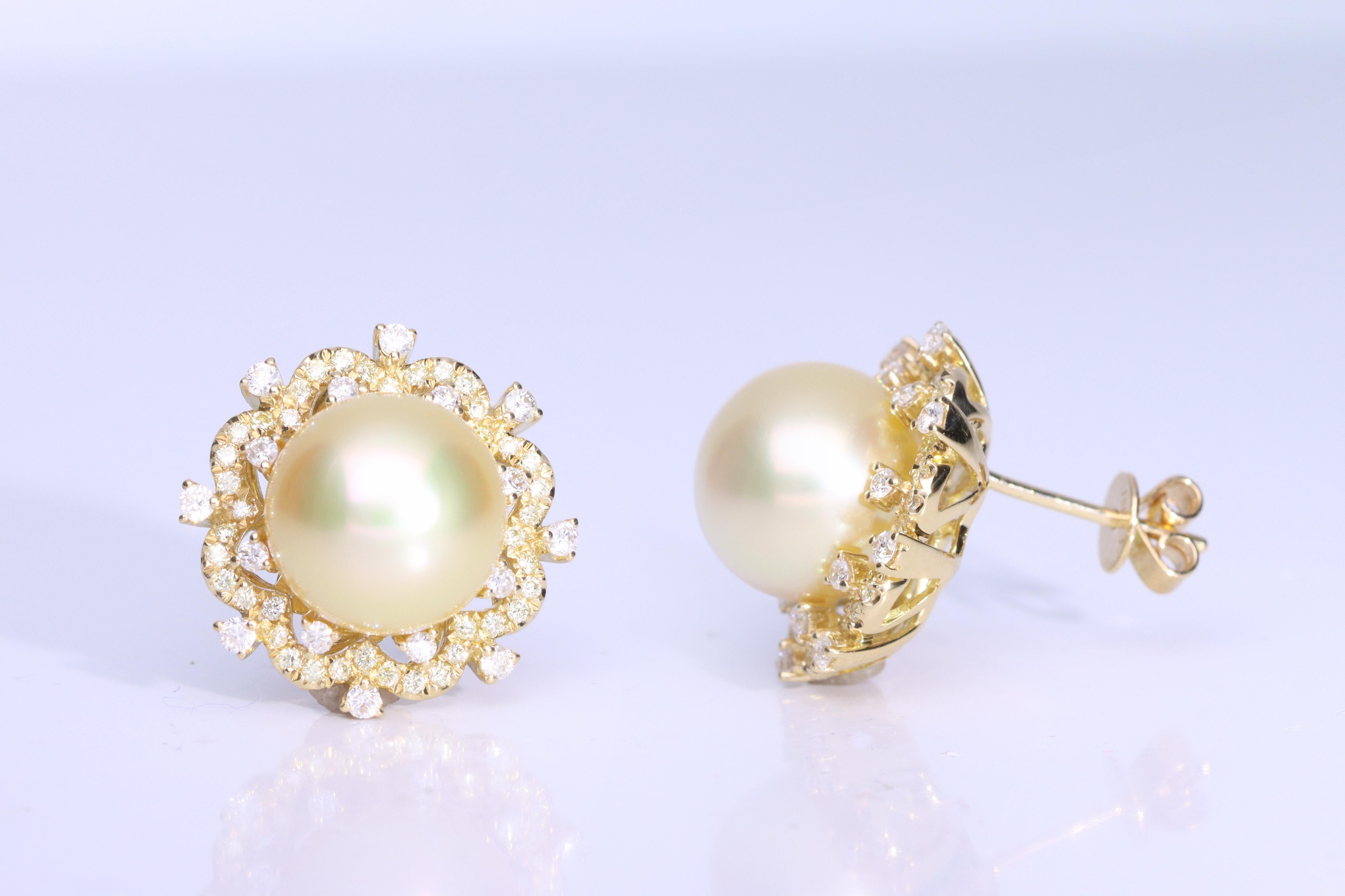 Art déco Boucles d'oreilles en or 18 carats avec perles des mers du Sud rondes de 18,69 carats et accents de diamants en vente