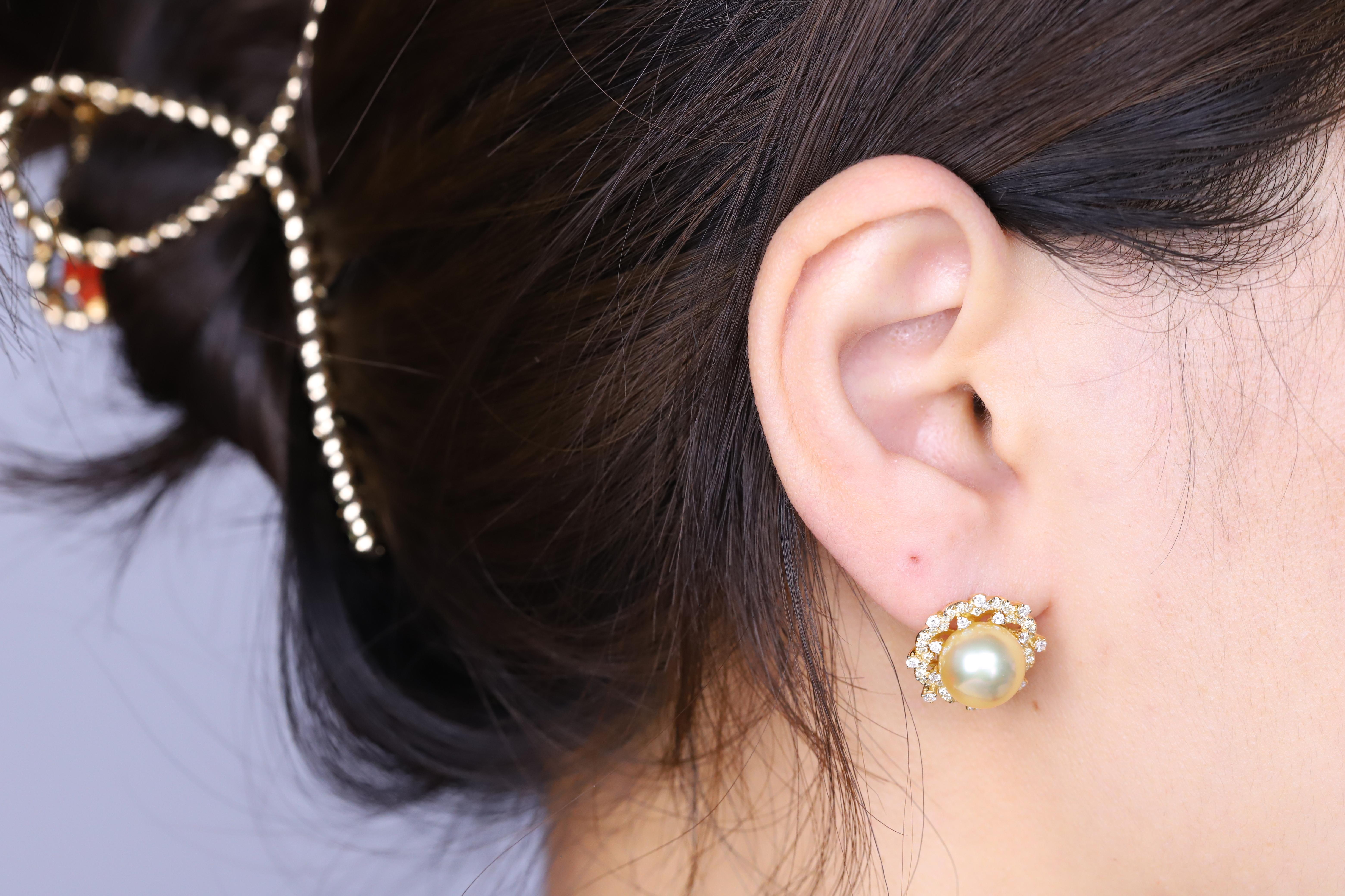 Taille ronde Boucles d'oreilles en or 18 carats avec perles des mers du Sud rondes de 18,69 carats et accents de diamants en vente