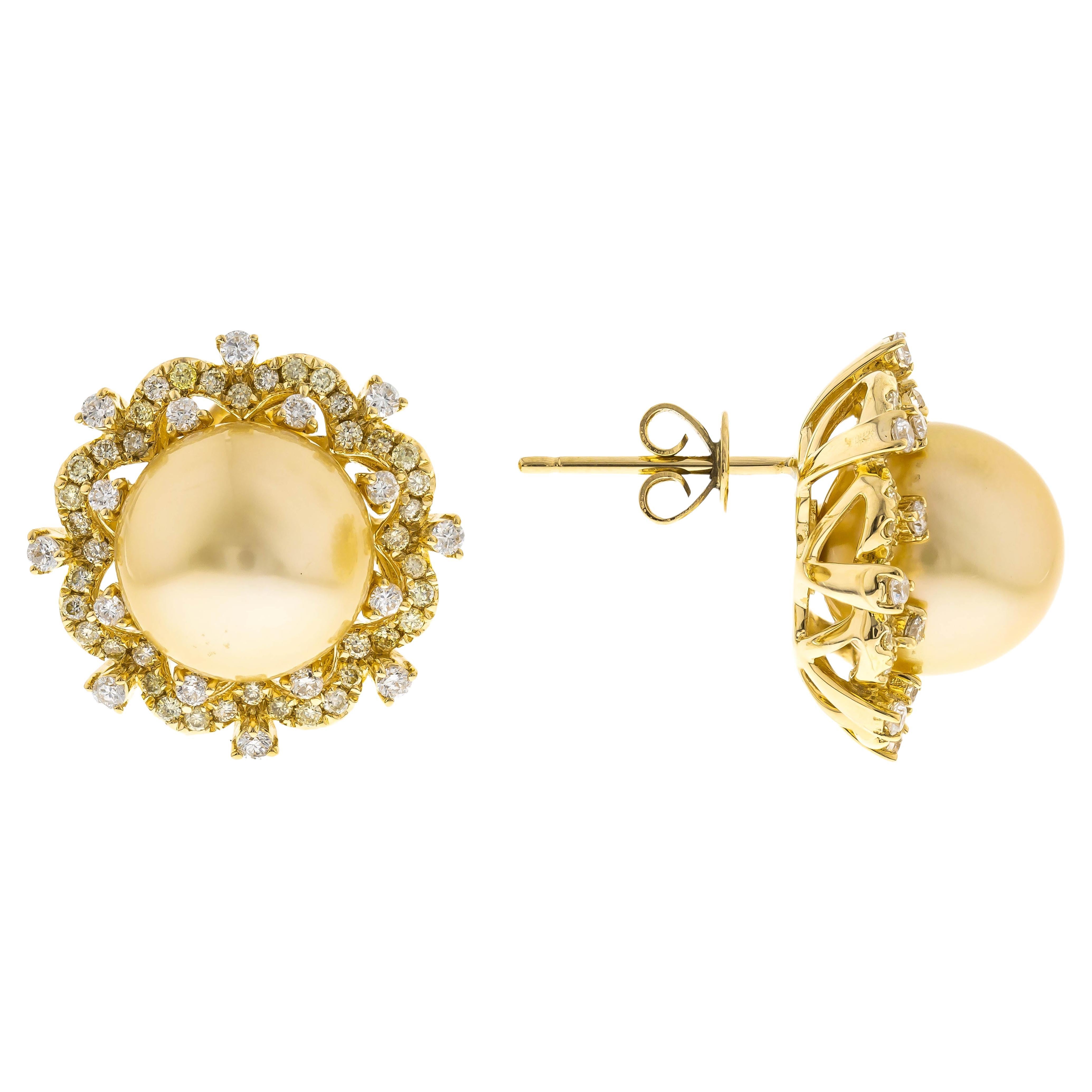 Boucles d'oreilles en or 18 carats avec perles des mers du Sud rondes de 18,69 carats et accents de diamants en vente