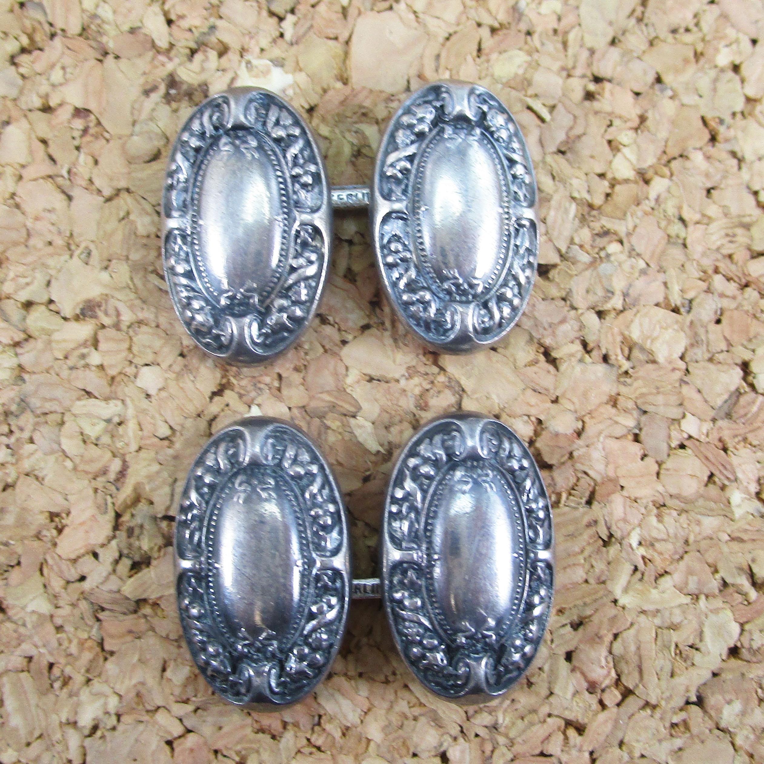 Diese unglaublichen Manschettenknöpfe aus Sterlingsilber sind von Gorham und haben den Datumsbuchstaben B von 1869!!! Die Glieder haben ein ausgezeichnetes Gewicht, und das fein detaillierte Blumenmuster auf den Platten ist absolut atemberaubend.
