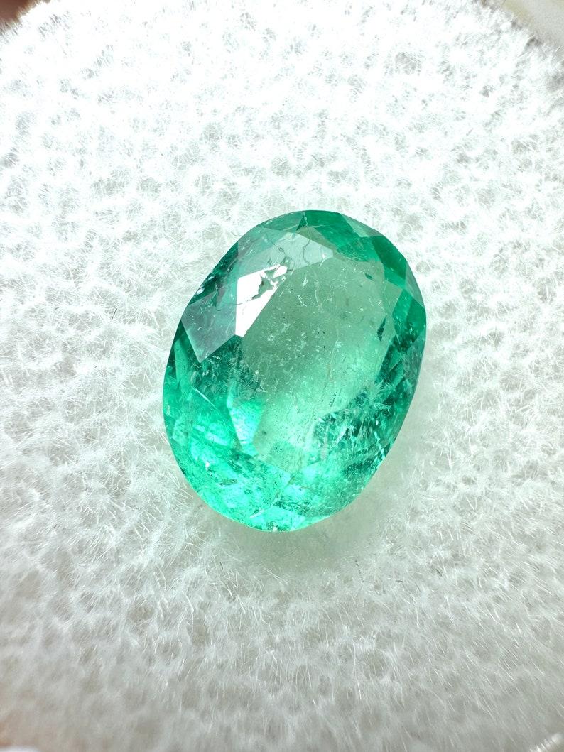 Piedra: Esmeralda
Peso: 1,86 quilates
Forma: Corte Oval
Claridad: Transparente
Lustre: Muy bueno
Color: Verde claro medio
Medidas: 9,12 mm x 7,06 mm x 5,13 mm
Origen geográfico: Colombia
Tratamiento: Natural, Engrasado

Observaciones: Debido a sus