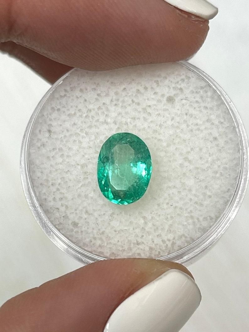 1.86 ct Esmeralda colombiana natural verde claro medio - Talla ovalada Birthstone de mayo Corte oval en venta