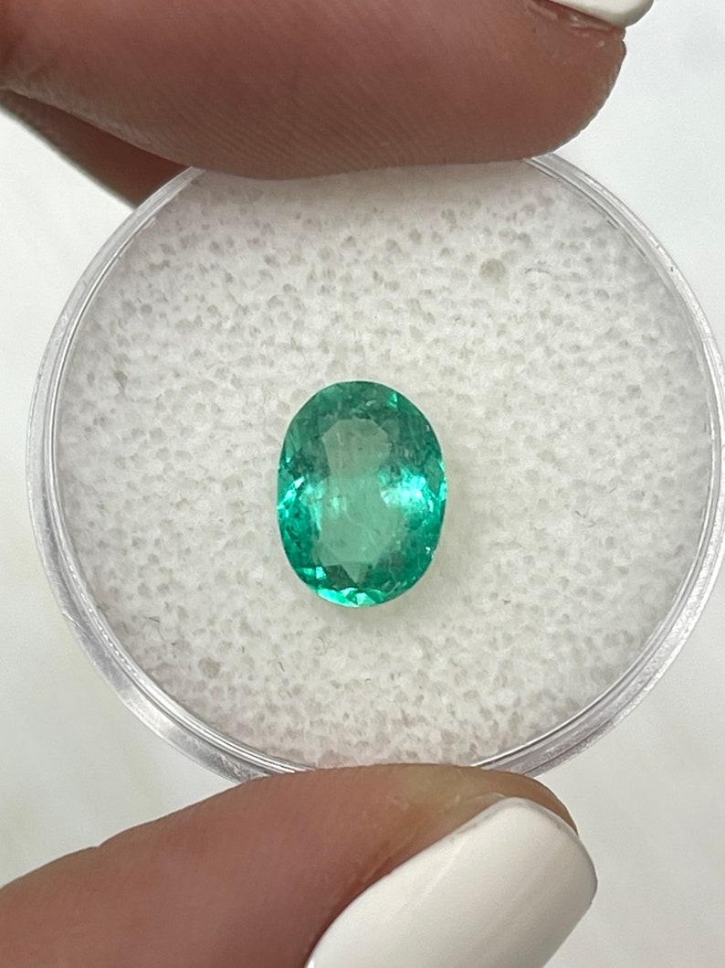 1.86 ct Esmeralda colombiana natural verde claro medio - Talla ovalada Birthstone de mayo en venta 1