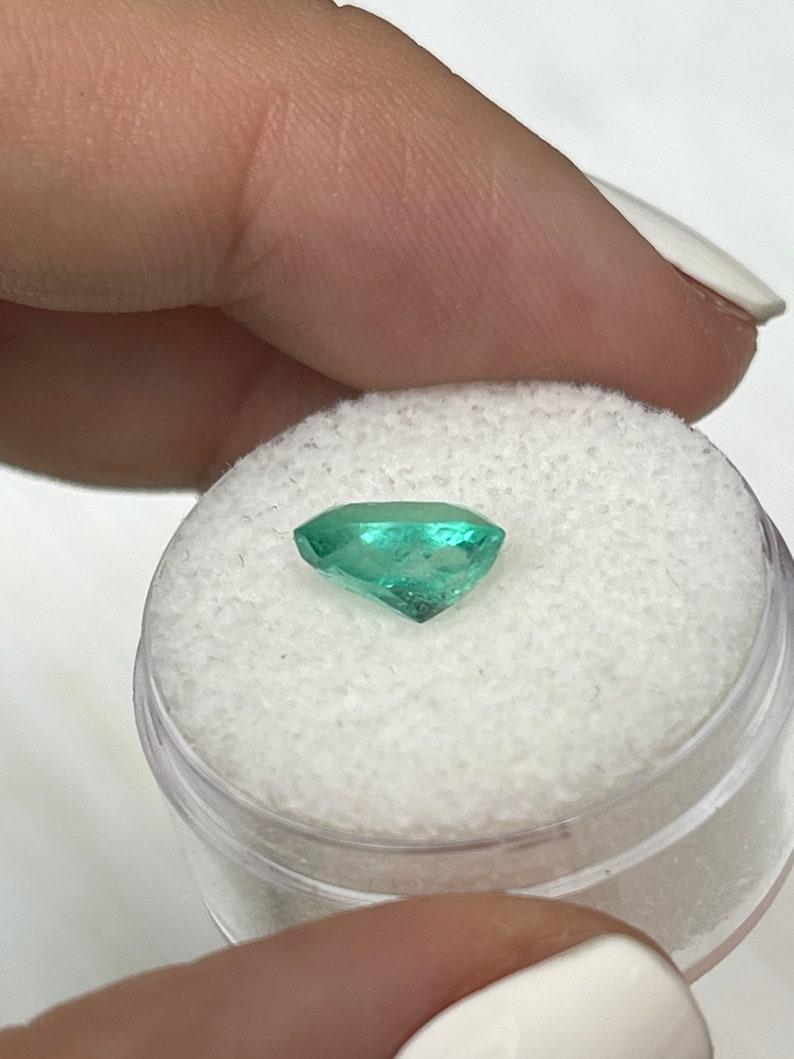 1.86 ct Esmeralda colombiana natural verde claro medio - Talla ovalada Birthstone de mayo en venta 2