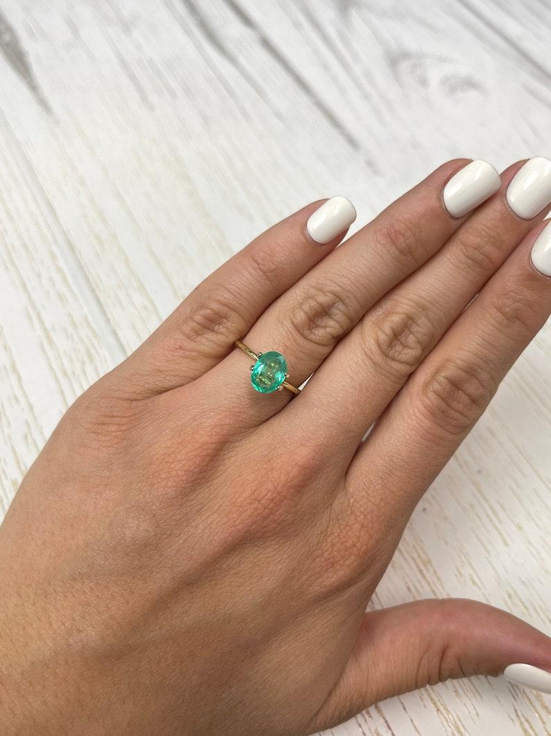 1.86 ct Esmeralda colombiana natural verde claro medio - Talla ovalada Birthstone de mayo en venta 3