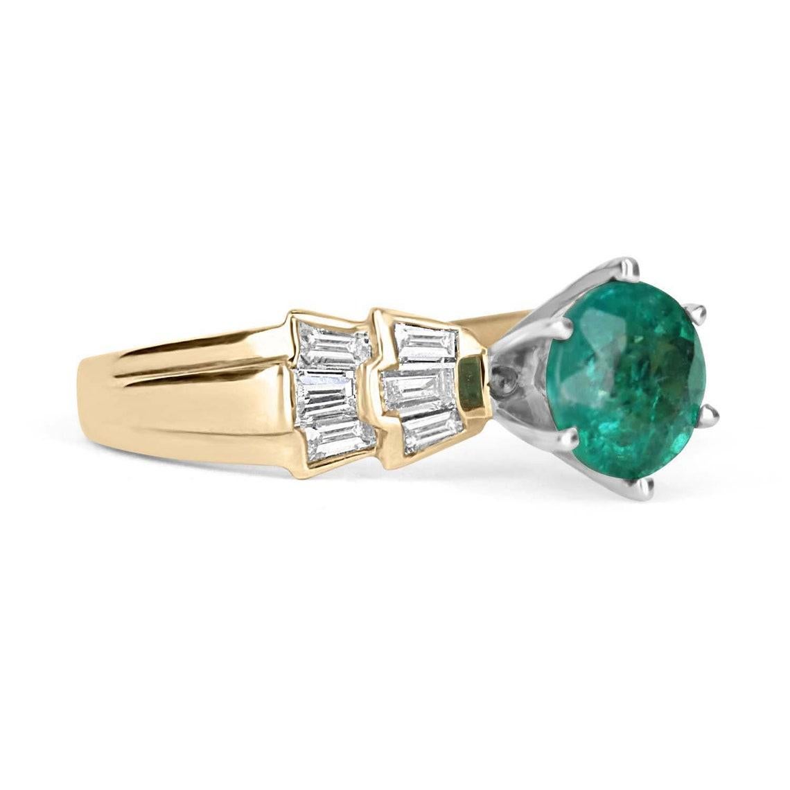 Une émeraude naturelle de taille ronde et une bague à diamants sont présentées de manière élégante. La pierre centrale est une émeraude ronde de qualité supérieure, pleine de vie et d'éclat ! Parmi les émeraudes, les qualités impressionnantes sont