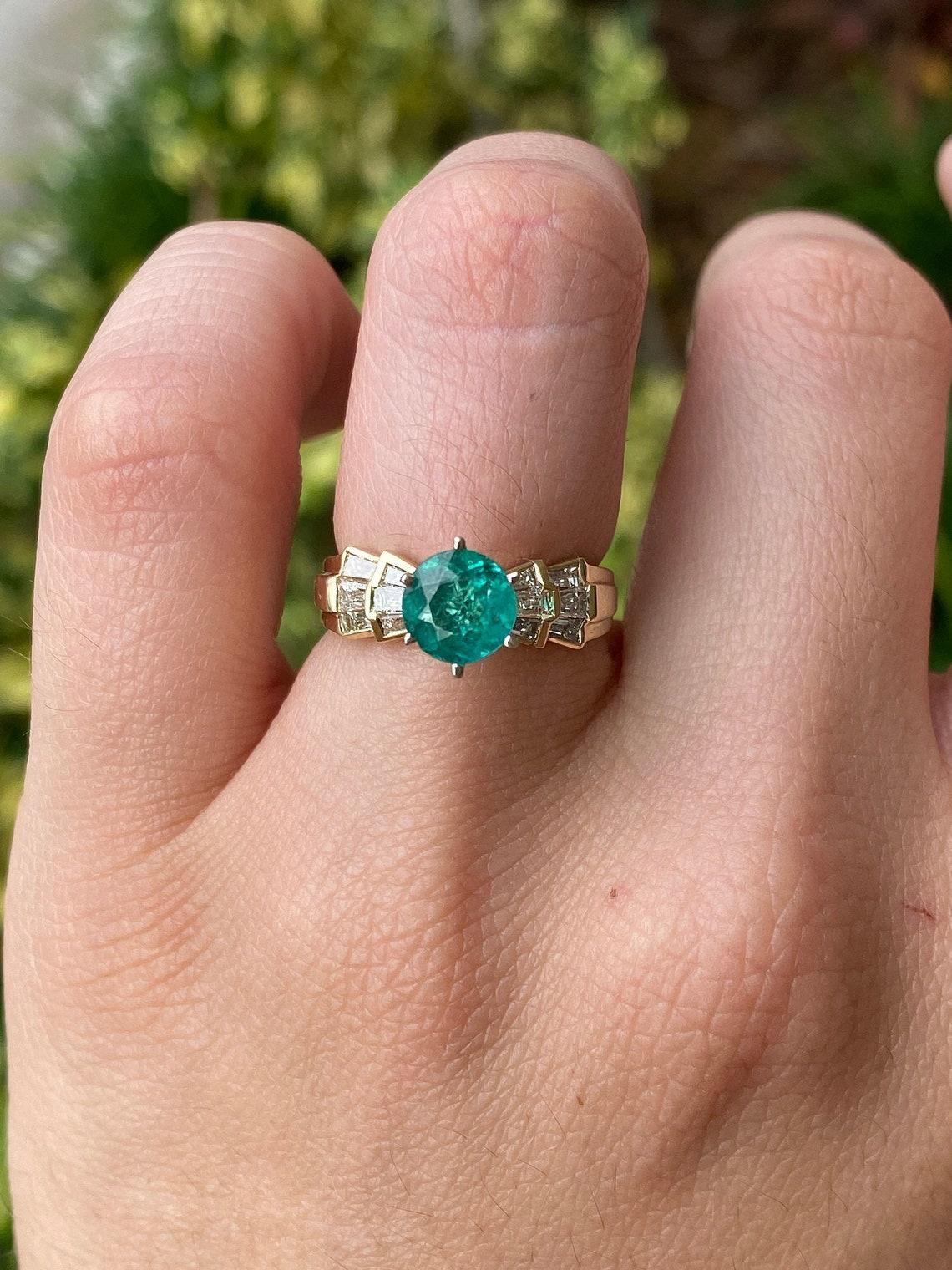 Moderne 1.86tcw 14K Emeraude ronde naturelle et bague en or avec diamant en vente
