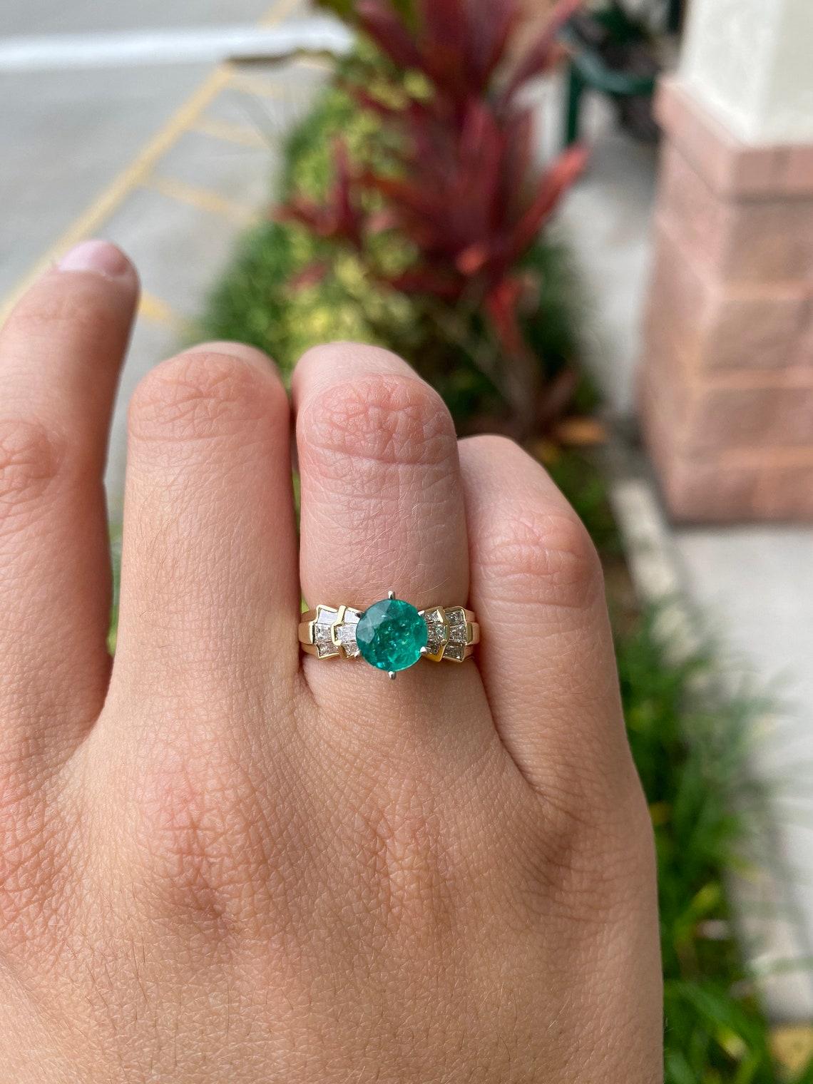 1.86tcw 14K Emeraude ronde naturelle et bague en or avec diamant Neuf - En vente à Jupiter, FL