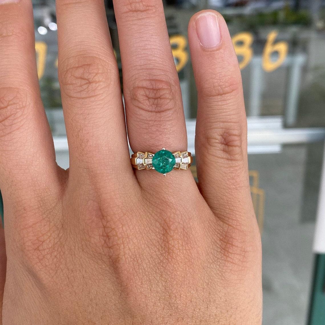 1.86tcw 14K Emeraude ronde naturelle et bague en or avec diamant en vente 1