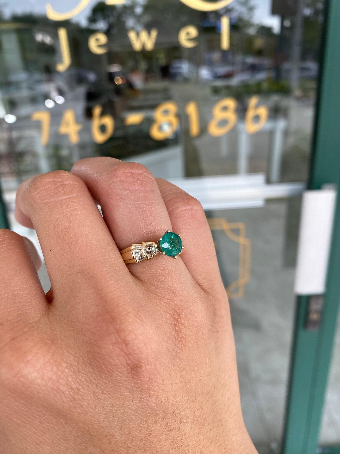 1.86tcw 14K Emeraude ronde naturelle et bague en or avec diamant en vente 2