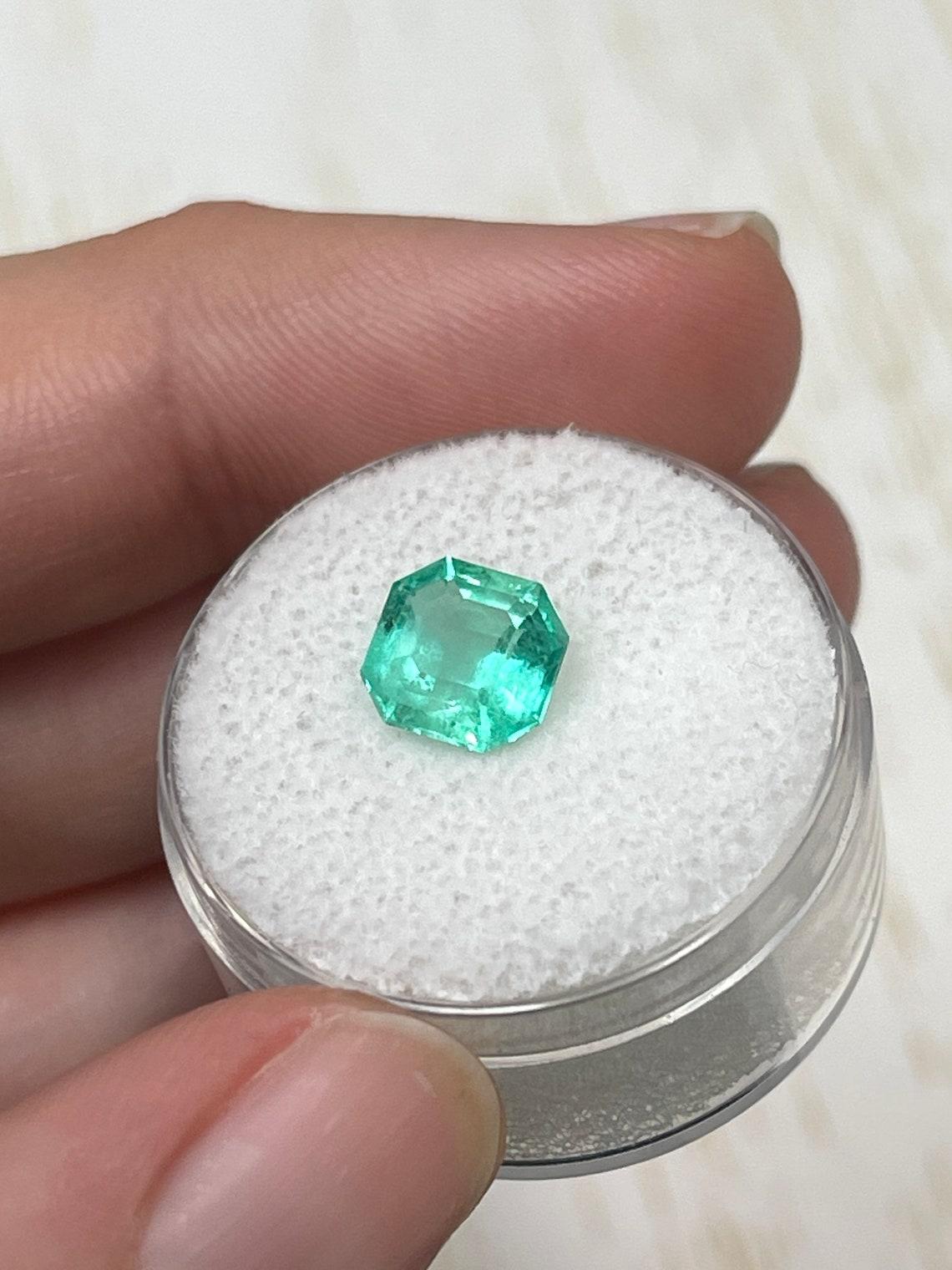 Women's 1.87 Carat 8x8 Art Deco Green Colombian Emerald - Asscher Cut May Birthstone Gem For Sale