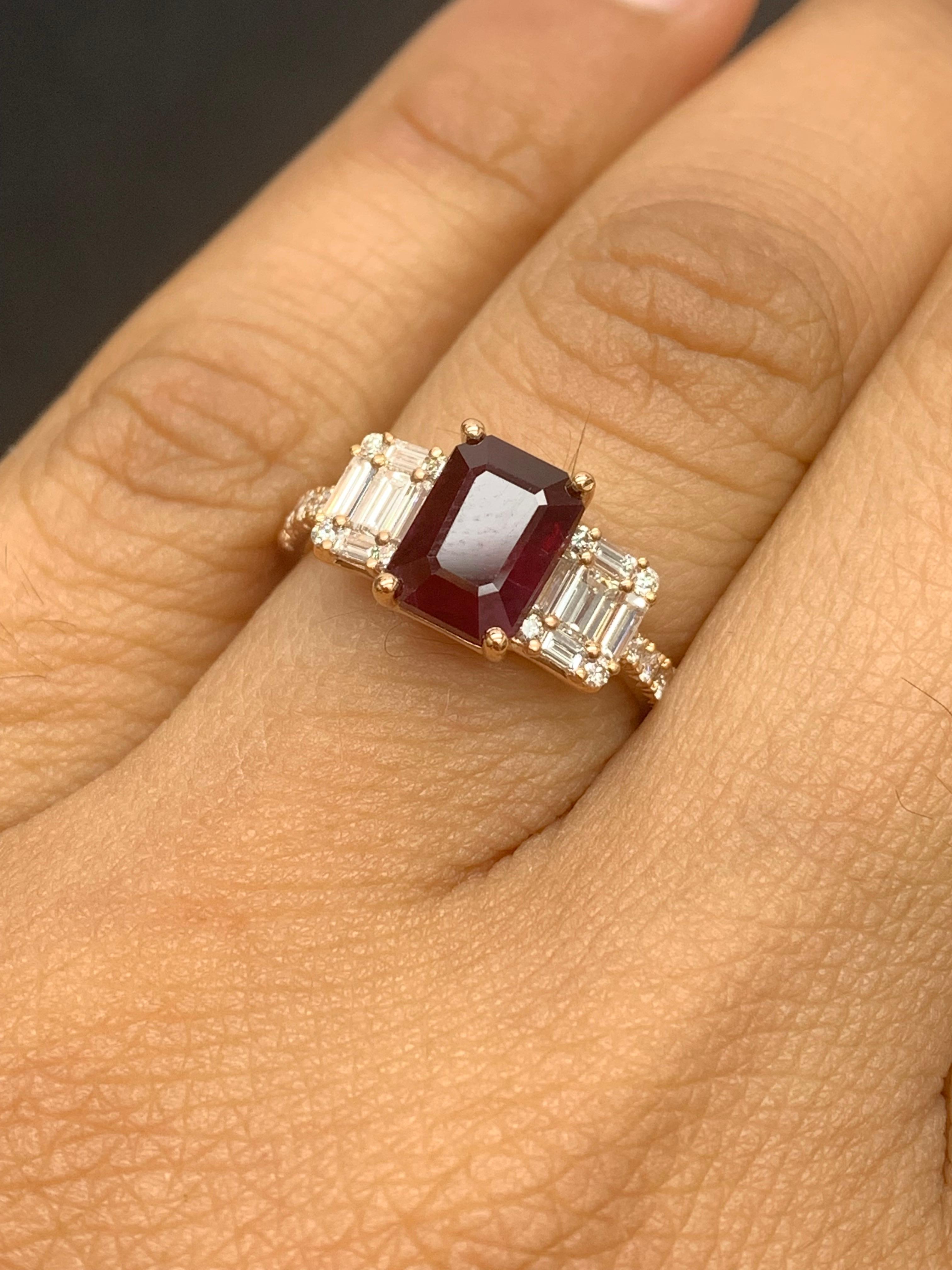 Moderne Bague en or rose 18 carats avec diamants et rubis taille émeraude de 1,87 carat en vente