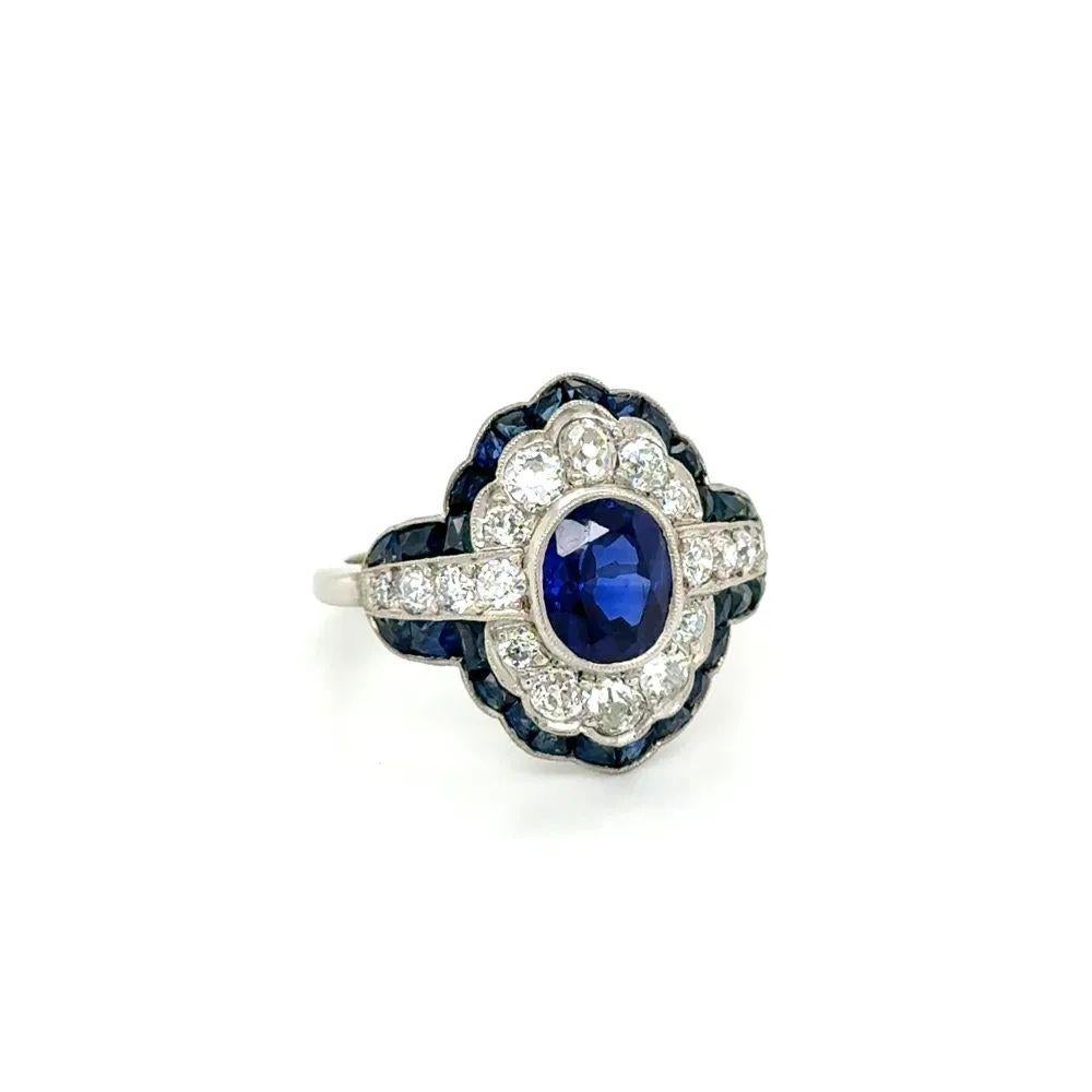 Einfach schön! Fein detaillierte luxuriöse Ceylon Blue Sapphire und Diamond Platinum Statement Estate Fine Jewelry Cocktail Ring. In der Mitte befindet sich ein sicher eingebetteter, von Hand gefasster, fesselnder ovaler Ceylon-Saphir von 1.87