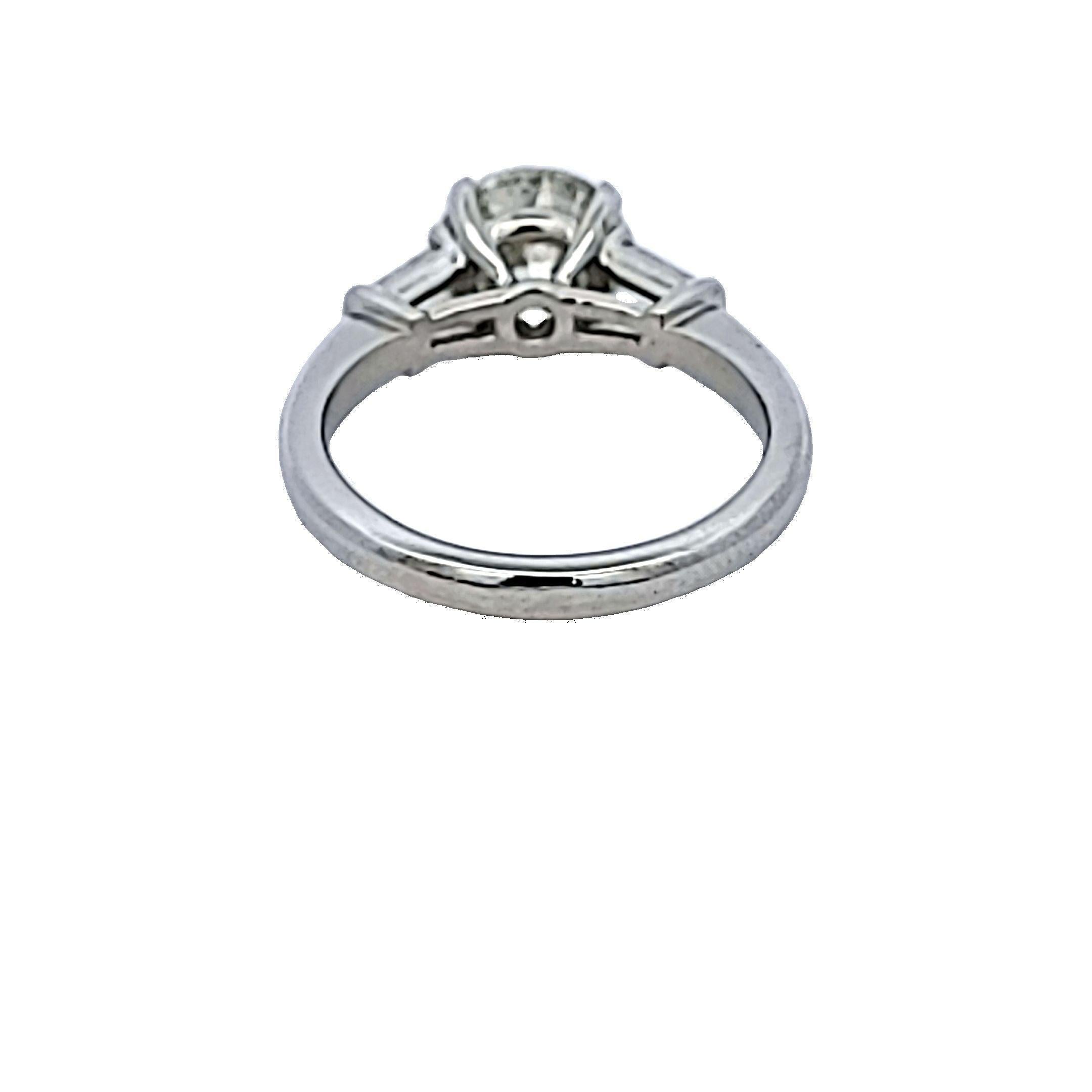 Titre :
1.87 Carat Old European Cut L SI2 and Tapered Baguette Shape H VS1 Diamond Platinum Engagement Ring (bague de fiançailles en platine)


Le style :
Engagement


Métal :
Platine


Pierre précieuse 1 :
Diamant de 1,67 carat


Nombre de pierres
